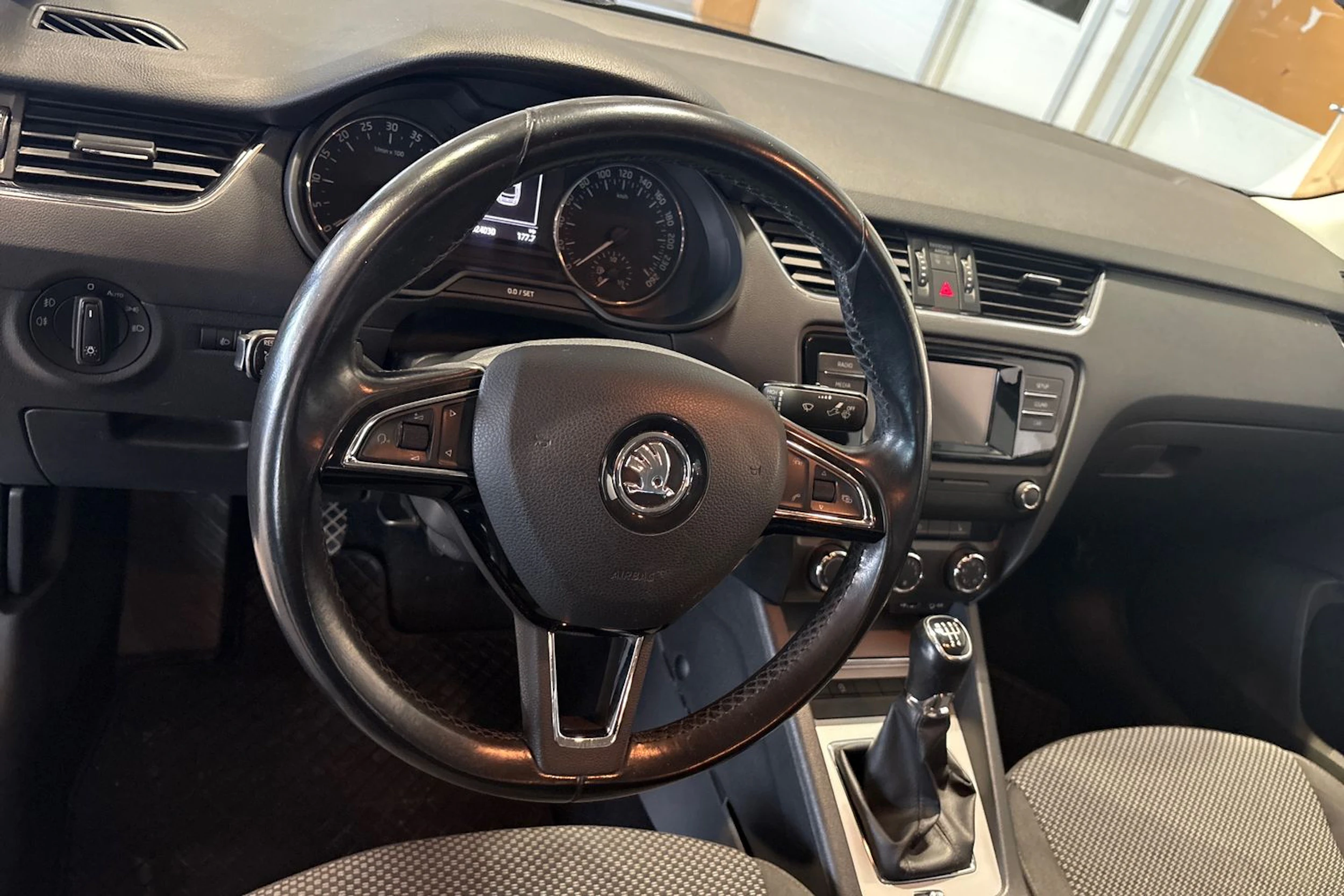 Harmaa Skoda OCTAVIA 2016 kuva 11.