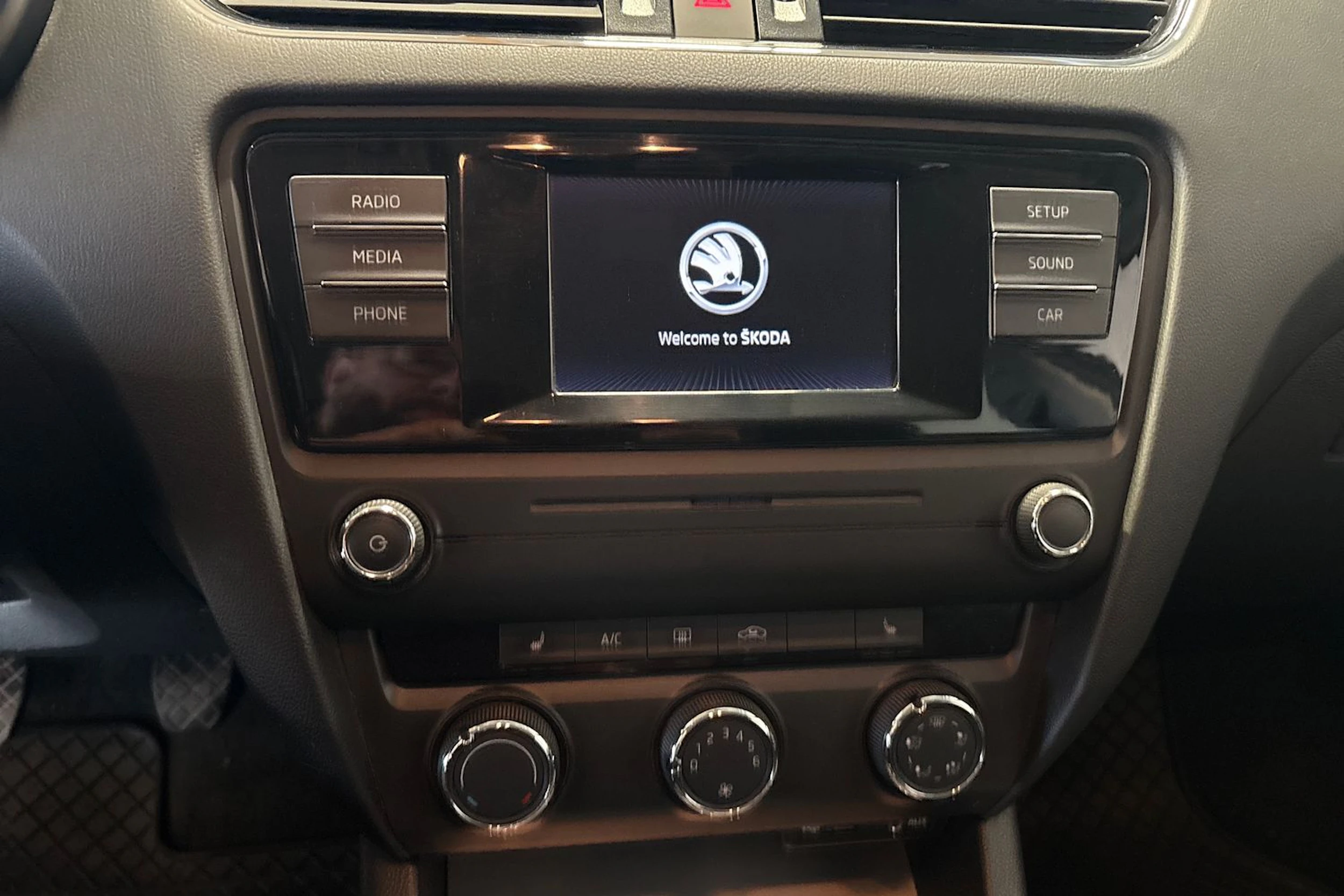 Harmaa Skoda OCTAVIA 2016 kuva 13.