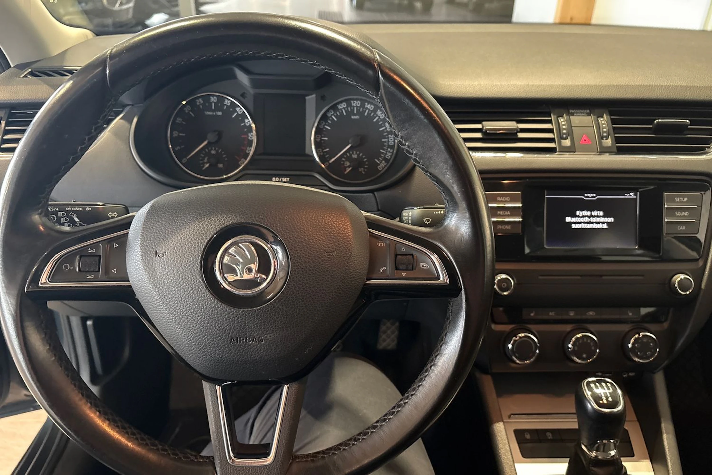 Harmaa Skoda OCTAVIA 2016 kuva 14.
