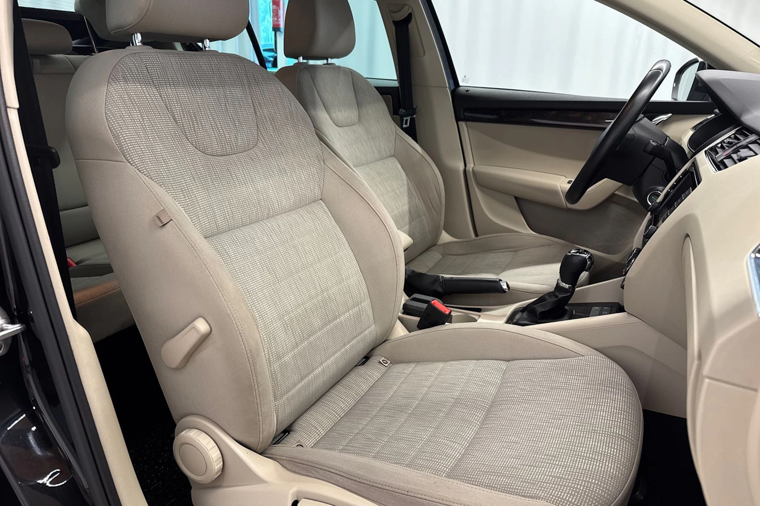 musta Skoda Octavia 2016 kuva 11.