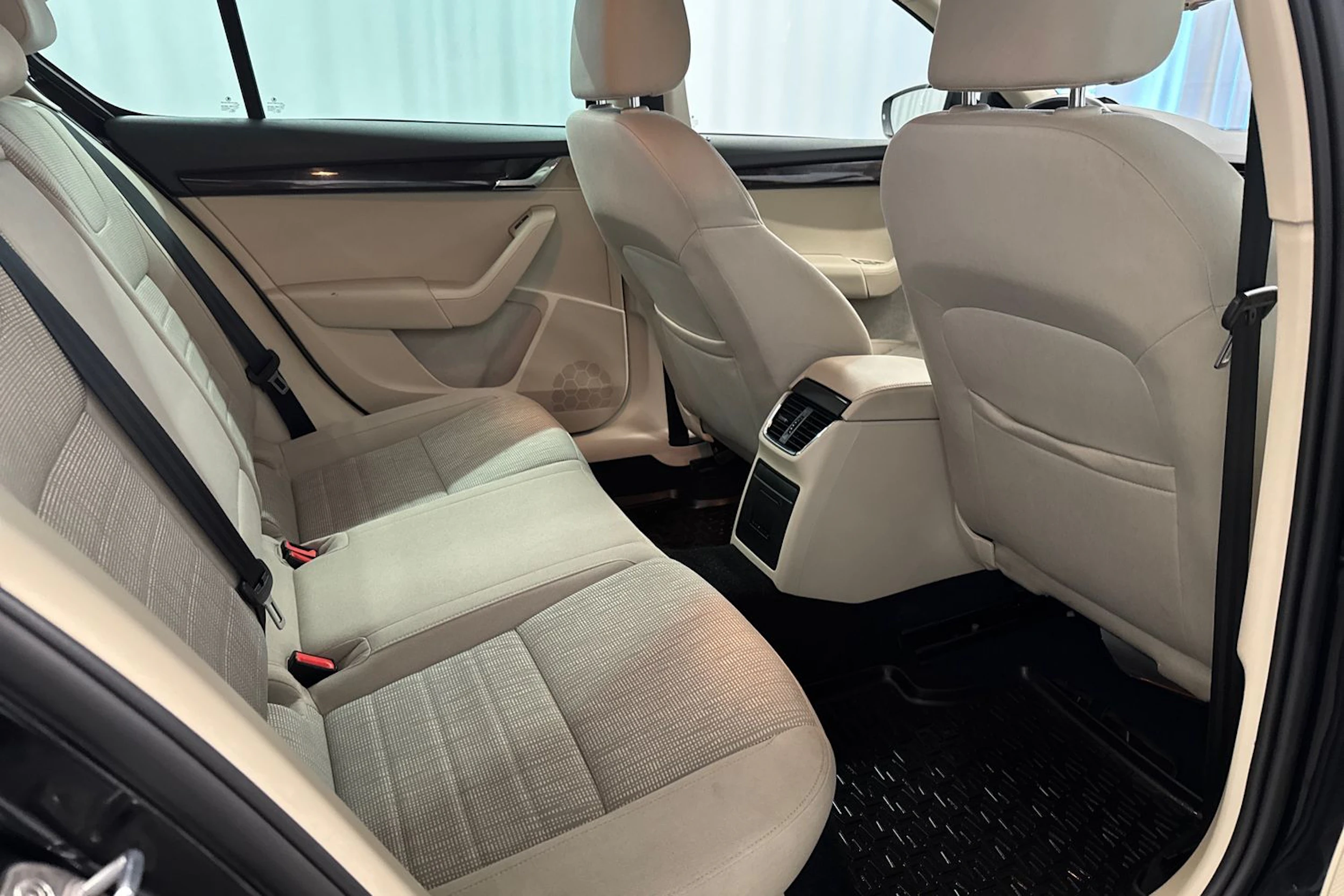 musta Skoda Octavia 2016 kuva 12.