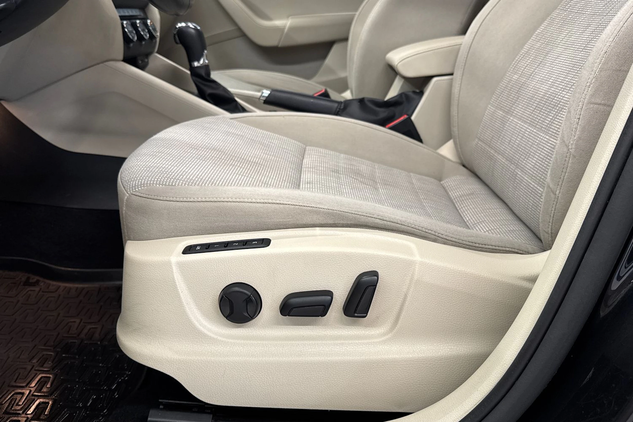 musta Skoda Octavia 2016 kuva 13.