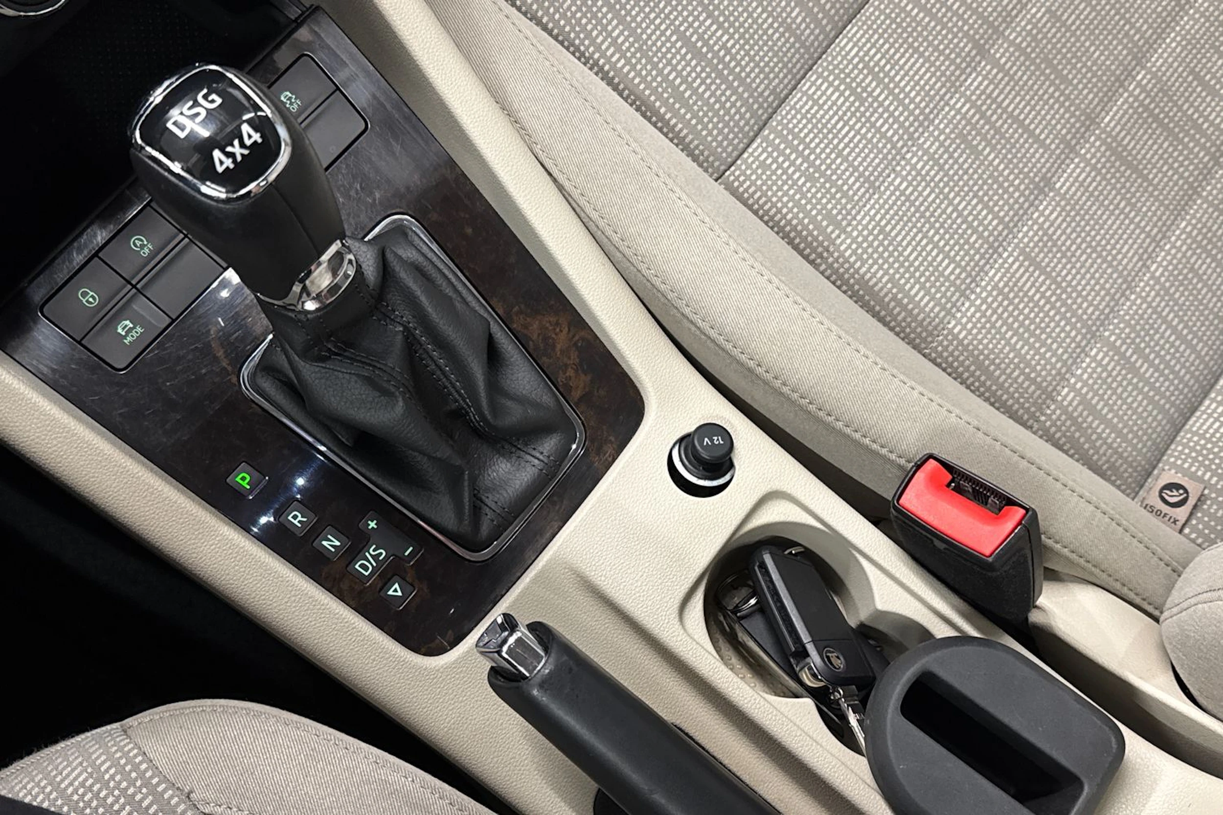 musta Skoda Octavia 2016 kuva 22.