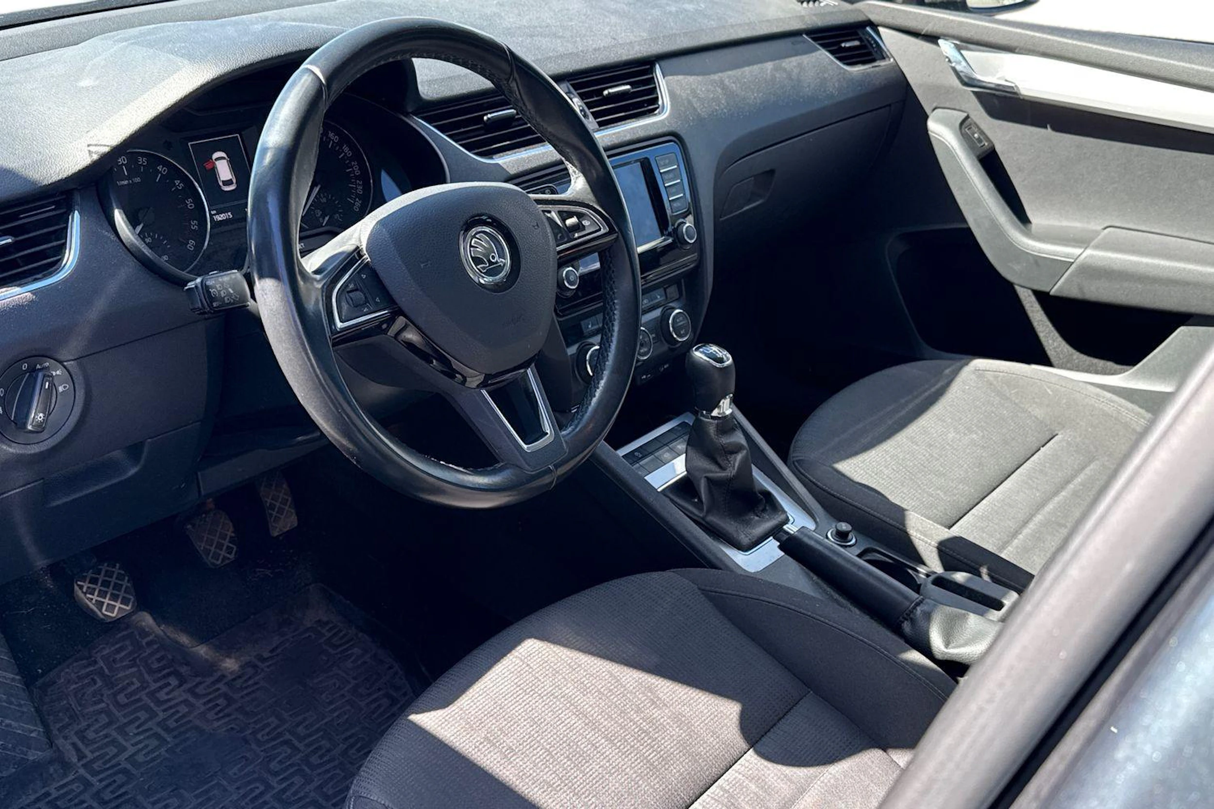 harmaa Skoda Octavia 2016 kuva 3.