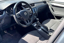 harmaa Skoda Octavia 2016 kuva 3.