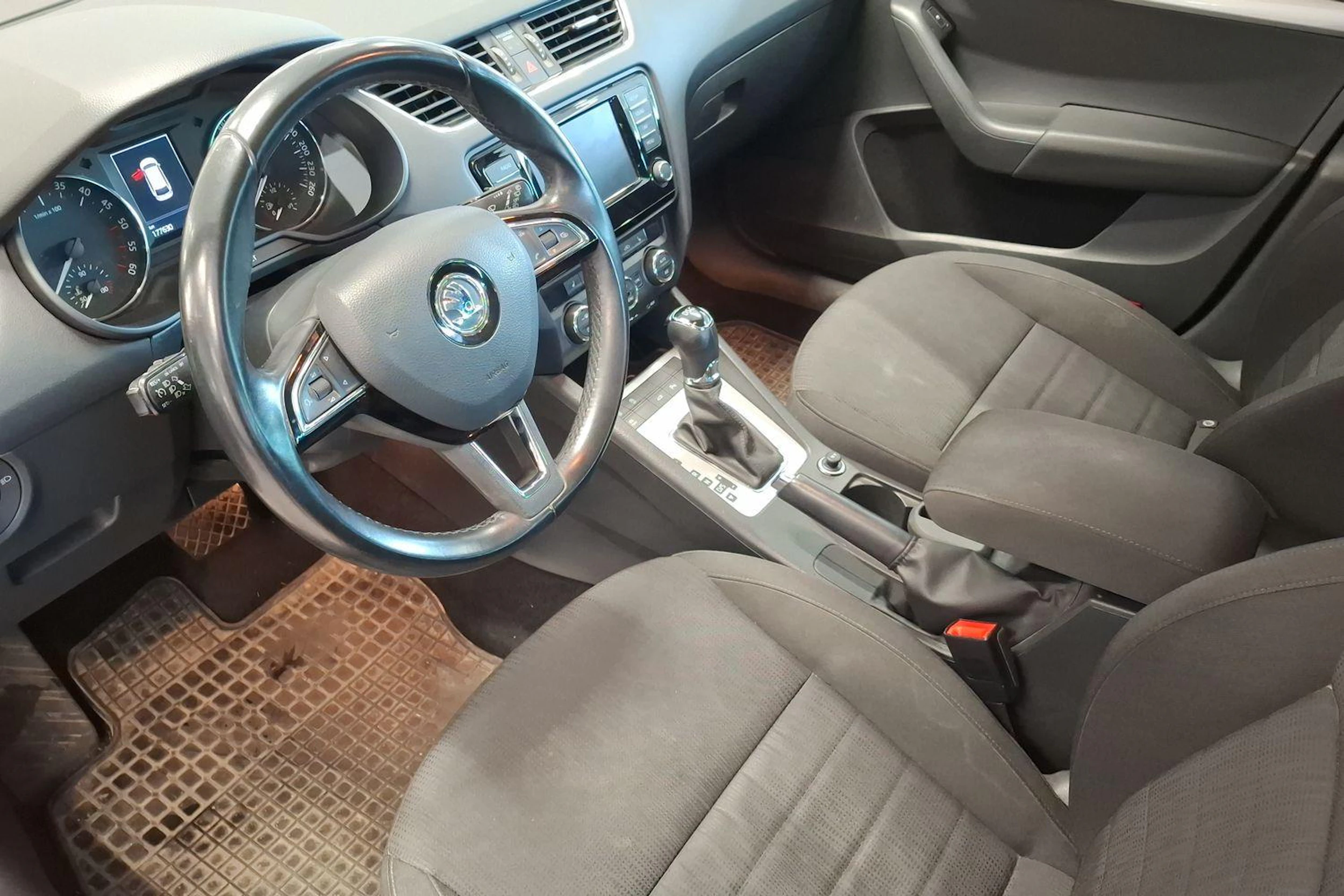 musta Skoda Octavia 2016 kuva 3.