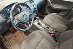 musta Skoda Octavia 2016 kuva 3.