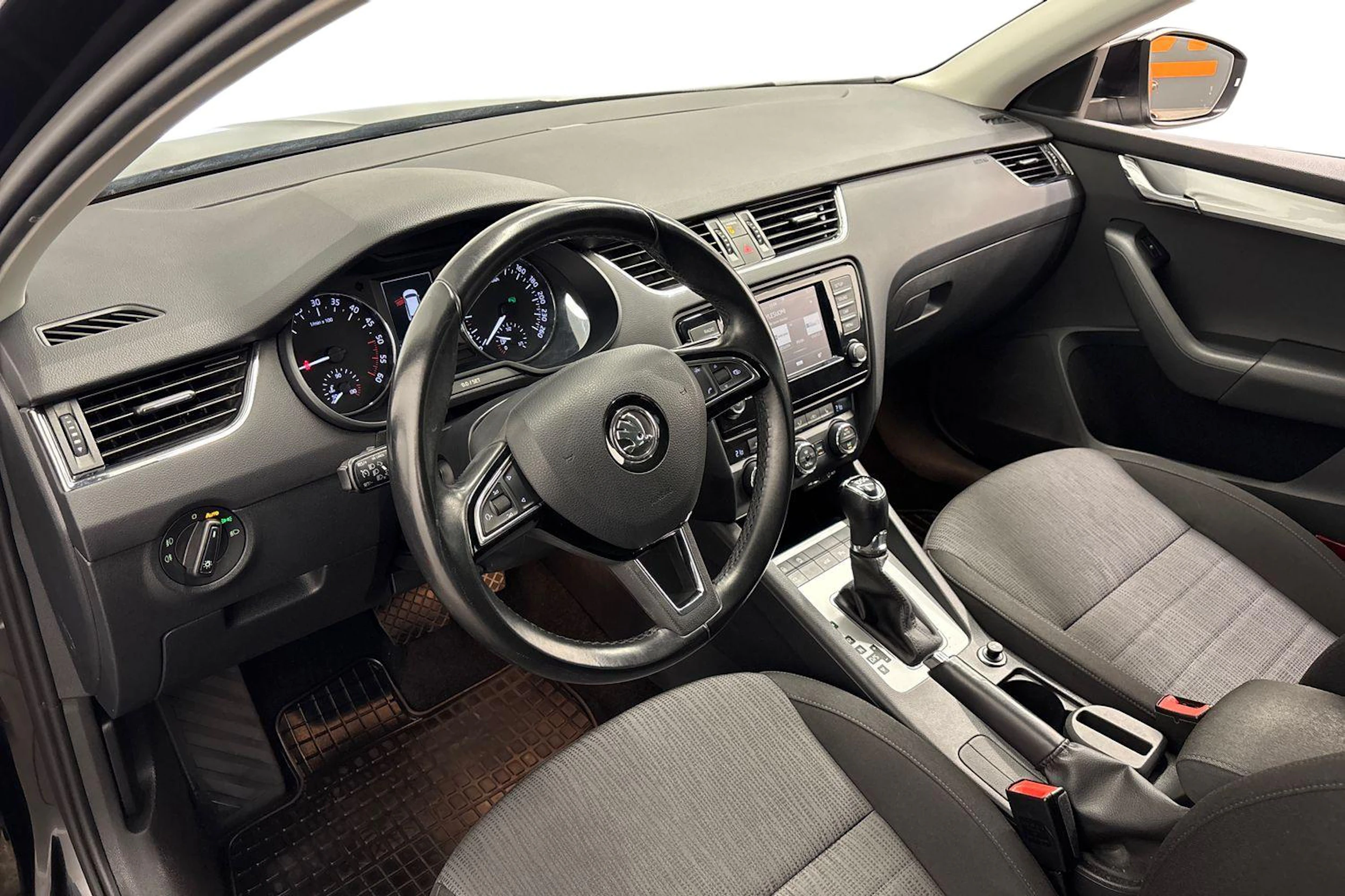 musta Skoda Octavia 2016 kuva 8.