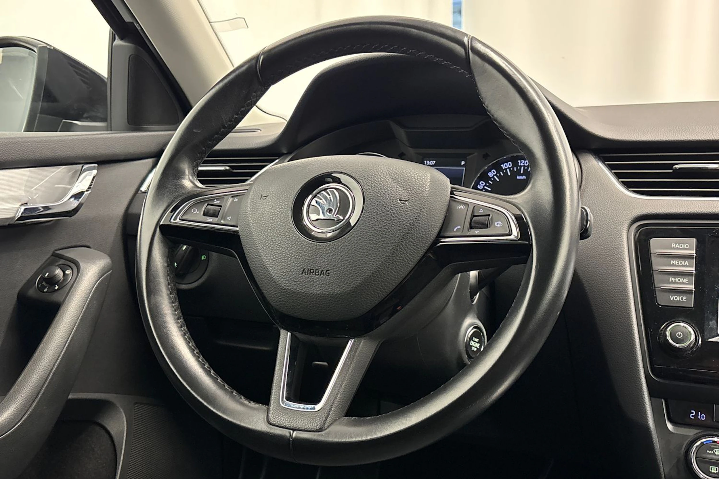 musta Skoda Octavia 2016 kuva 16.