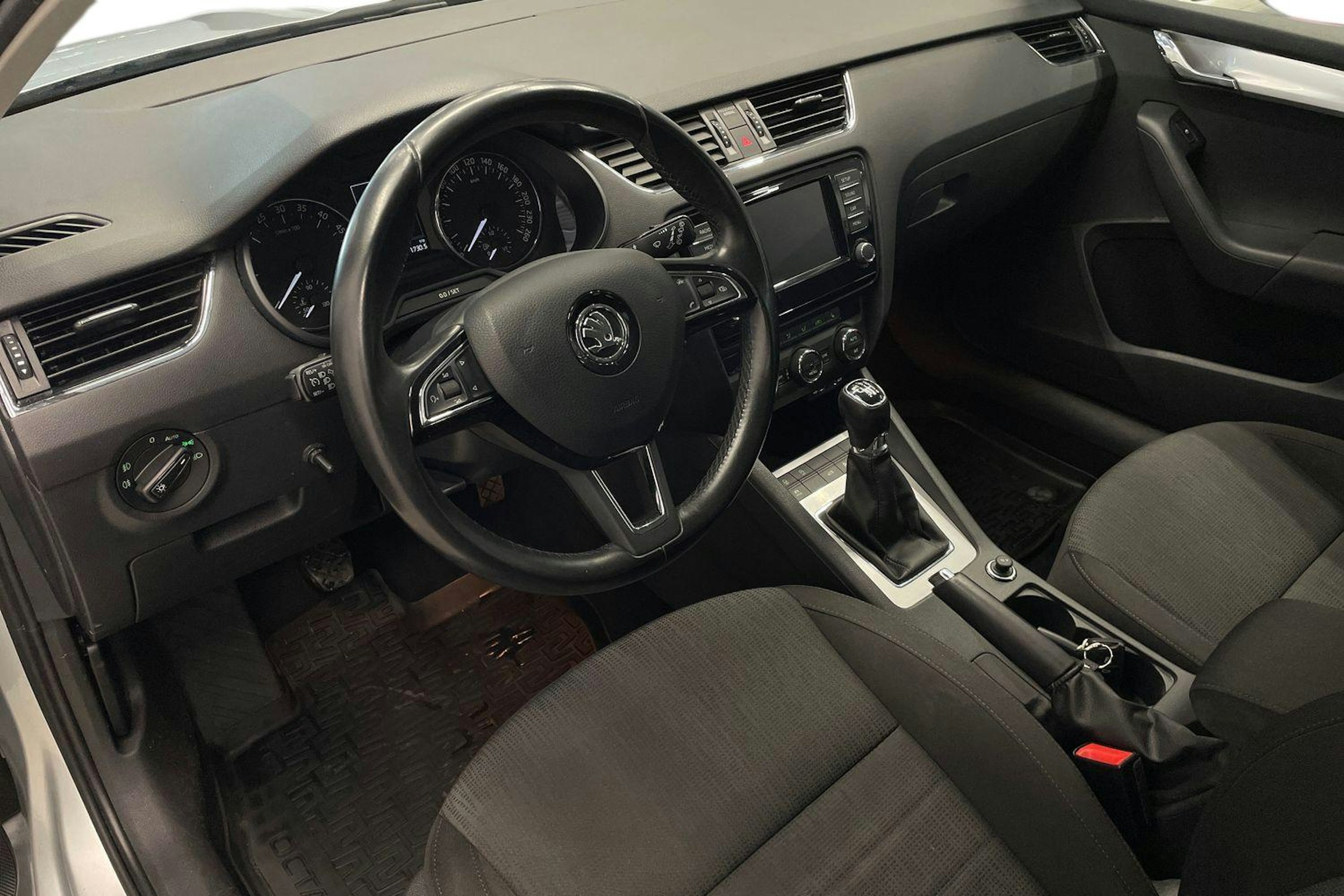 harmaa Skoda Octavia 2016 kuva 7.