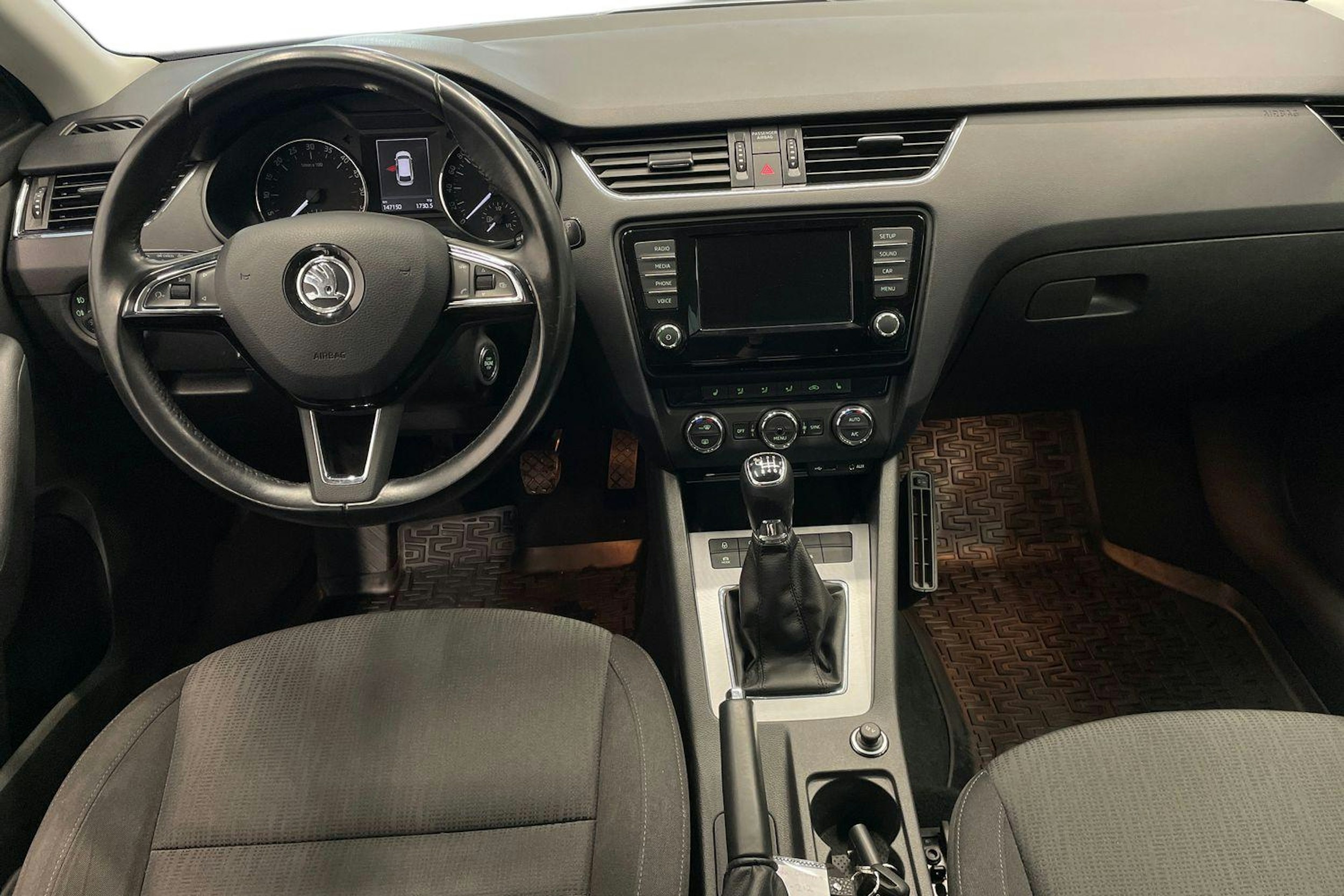 harmaa Skoda Octavia 2016 kuva 9.
