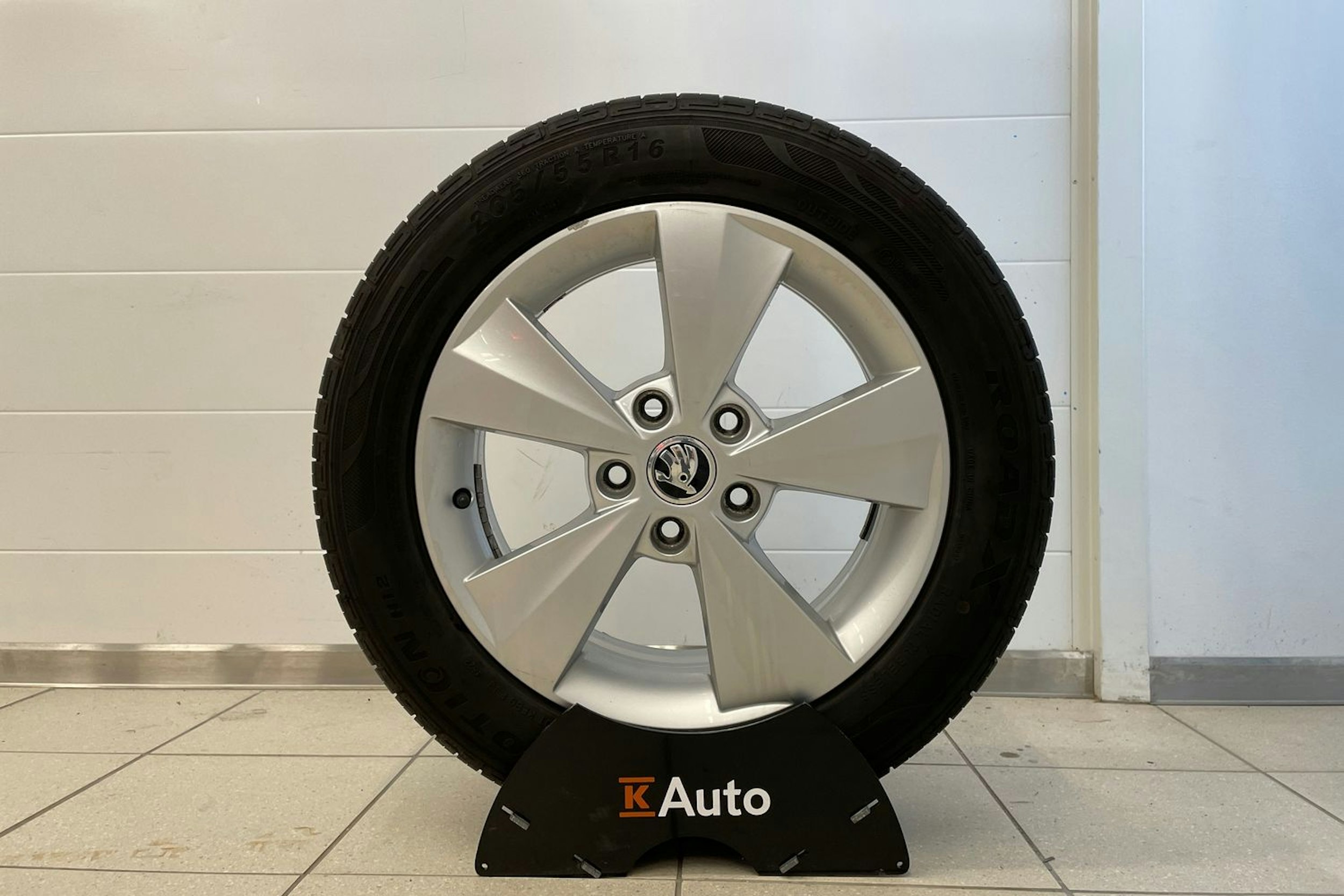 harmaa Skoda Octavia 2016 kuva 27.