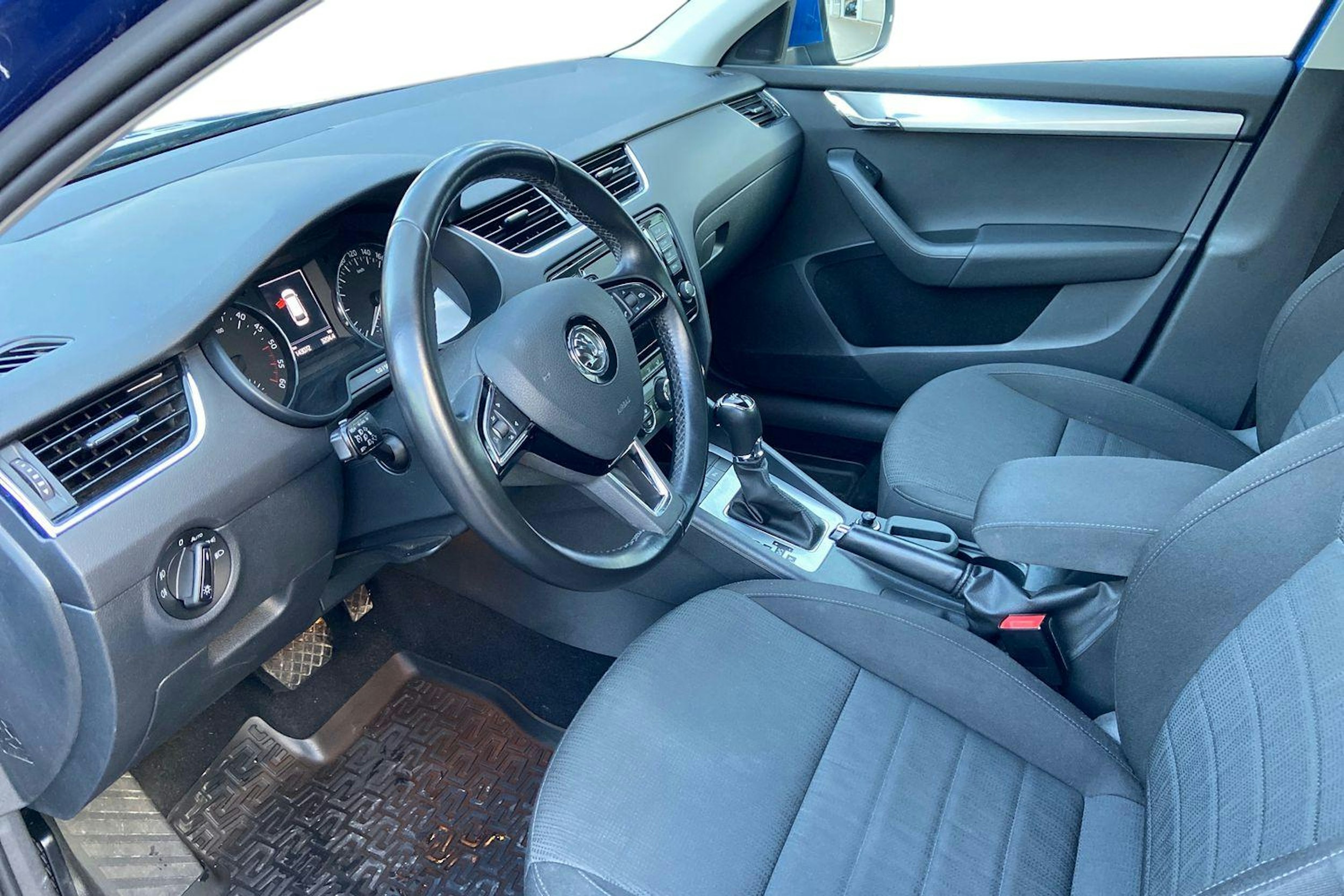 sininen Skoda Octavia 2016 kuva 7.