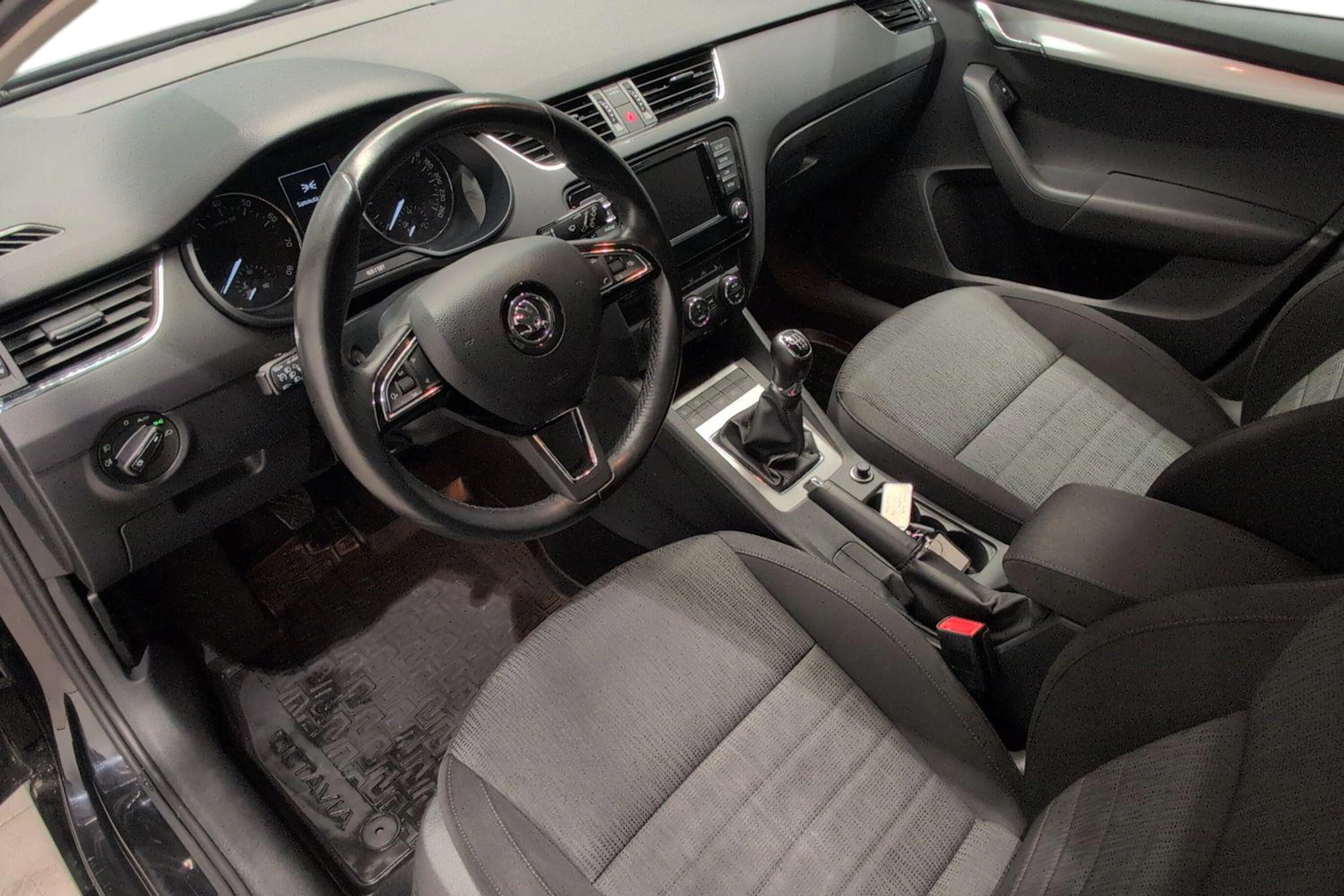 musta Skoda Octavia 2016 kuva 6.