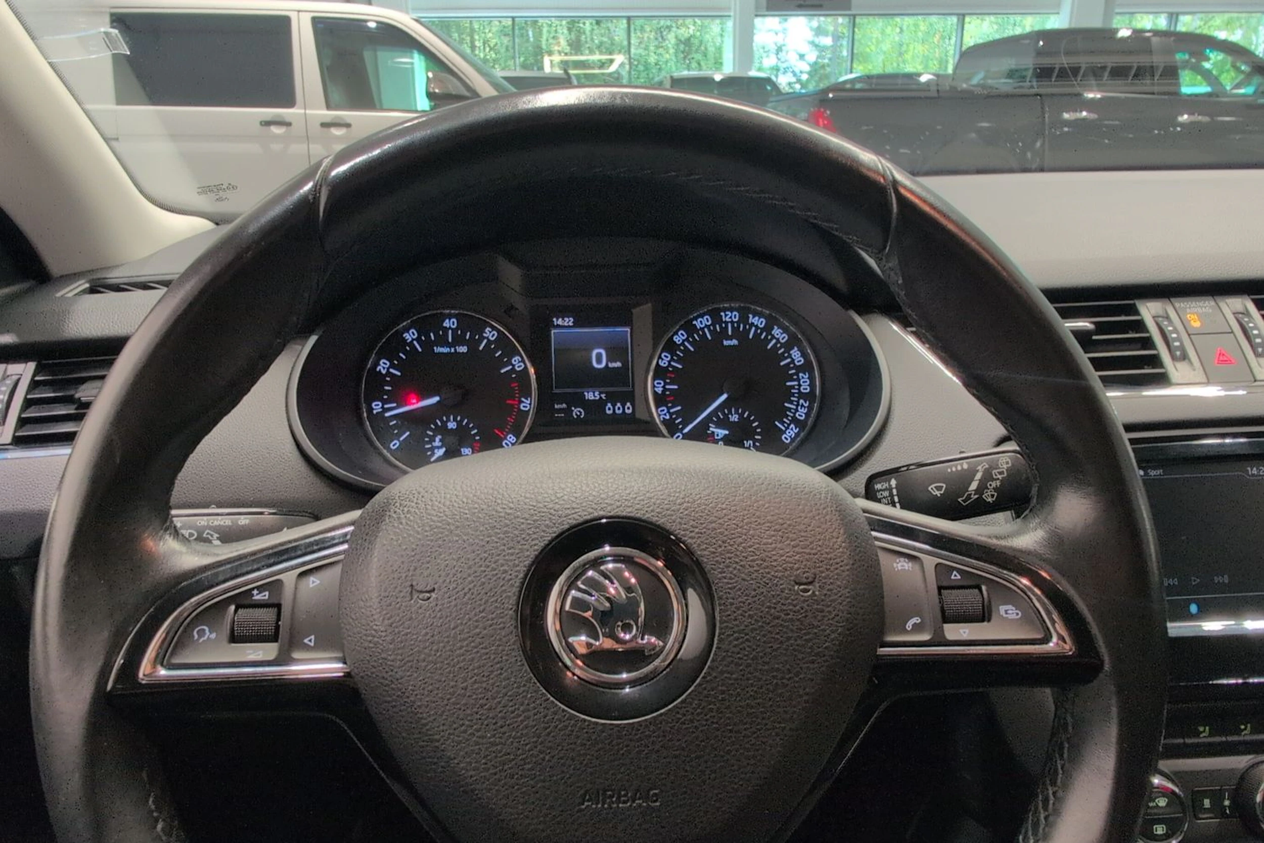 musta Skoda Octavia 2016 kuva 11.