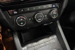 sininen Skoda Octavia 2016 kuva 24.
