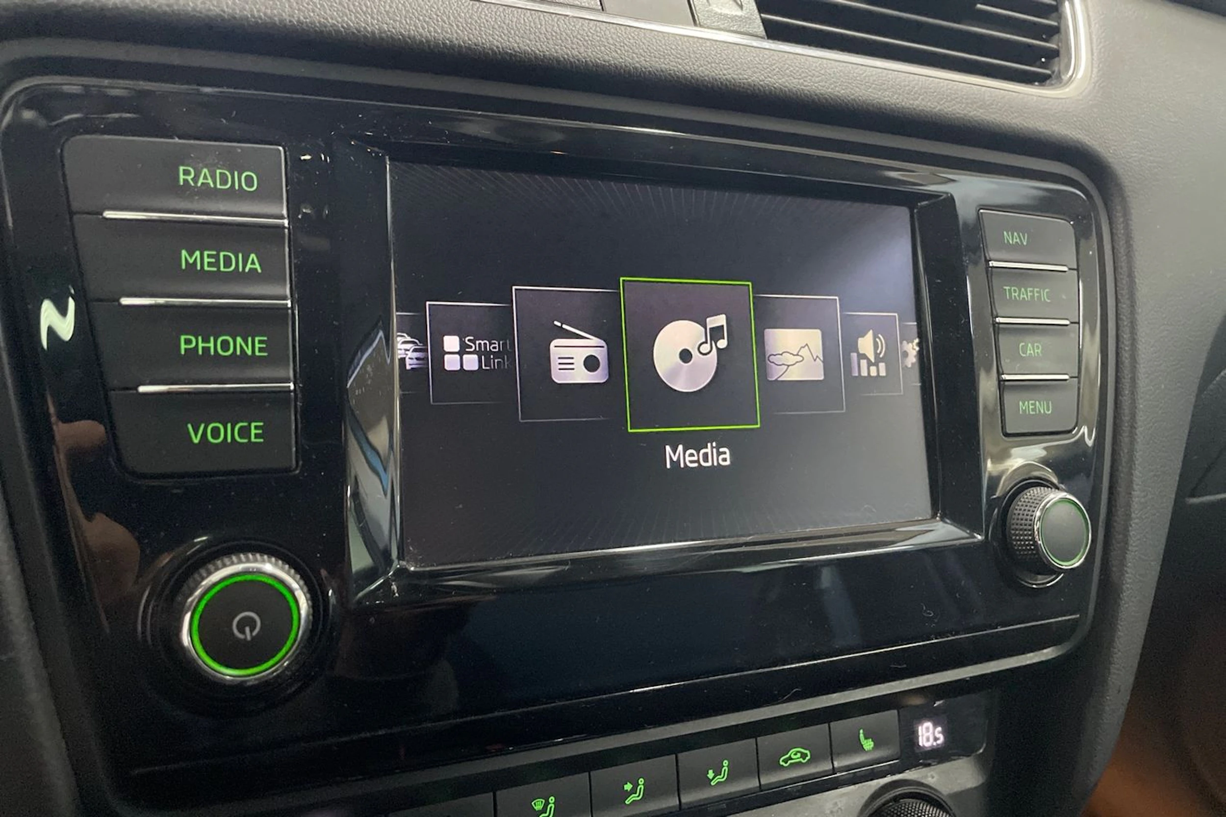 sininen Skoda Octavia 2016 kuva 18.