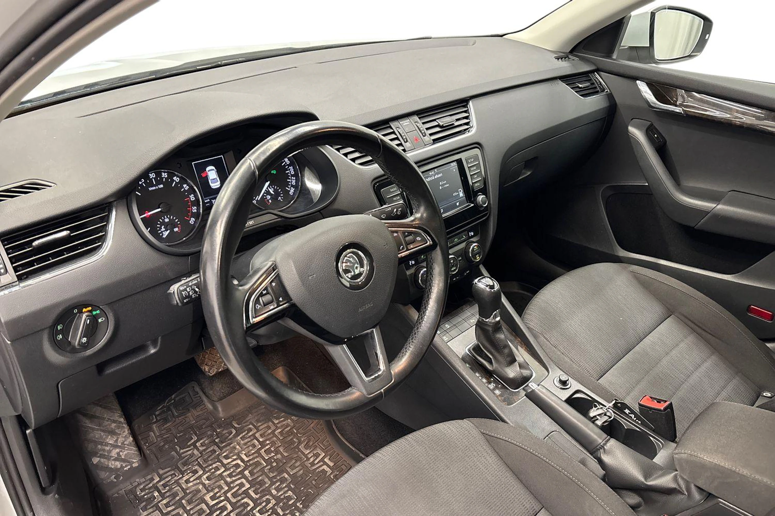 valkoinen Skoda Octavia 2016 kuva 6.