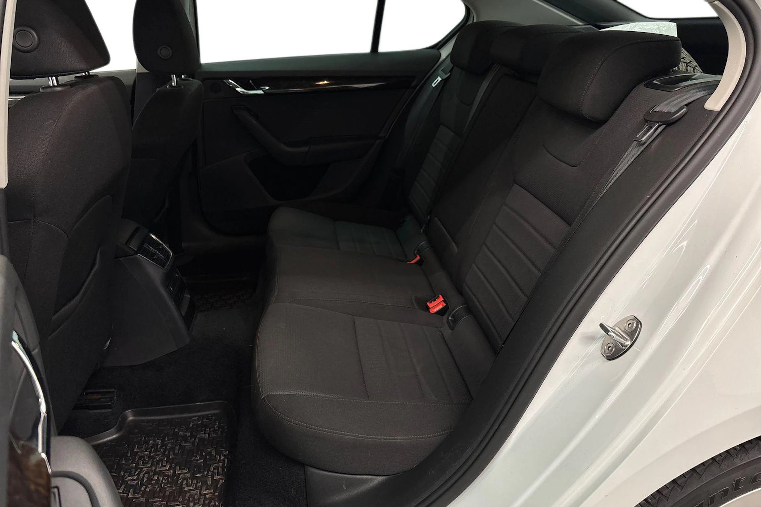 valkoinen Skoda Octavia 2016 kuva 8.