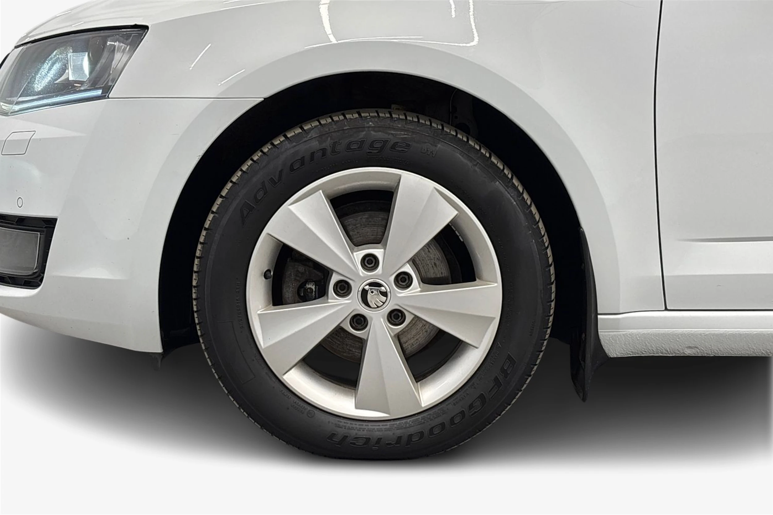 valkoinen Skoda Octavia 2016 kuva 9.