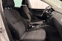 valkoinen Skoda Octavia 2016 kuva 11.