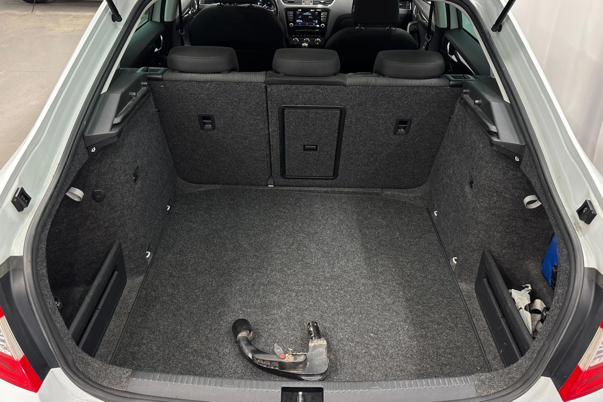 valkoinen Skoda Octavia 2016 kuva 13.