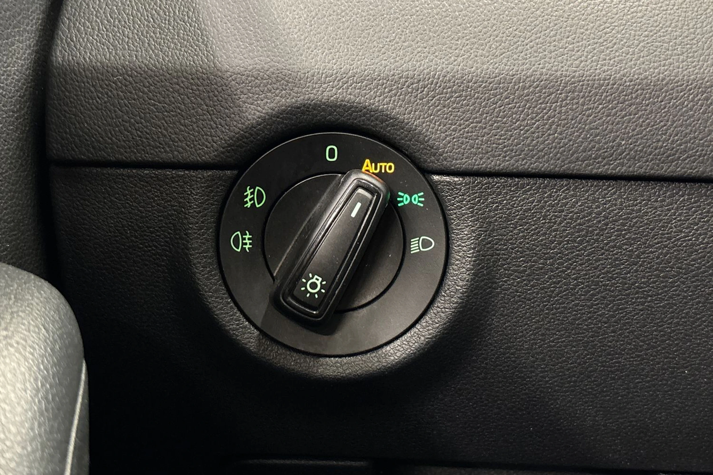 valkoinen Skoda Octavia 2016 kuva 15.