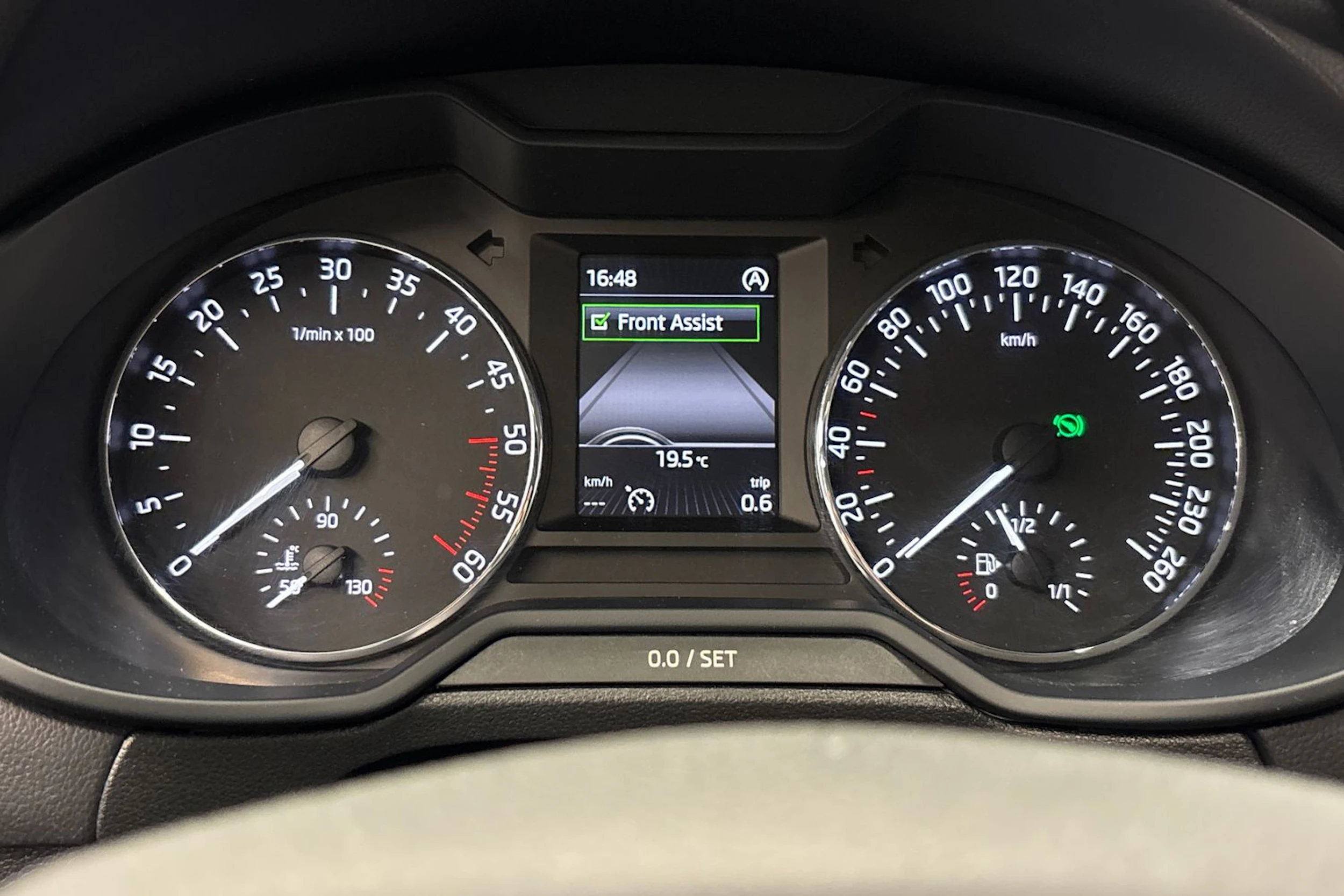valkoinen Skoda Octavia 2016 kuva 19.