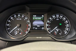 valkoinen Skoda Octavia 2016 kuva 19.