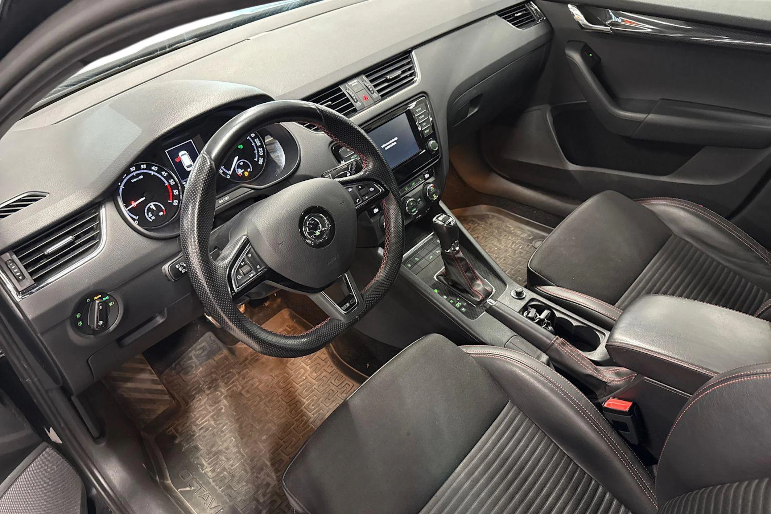 musta Skoda Octavia 2016 kuva 3.