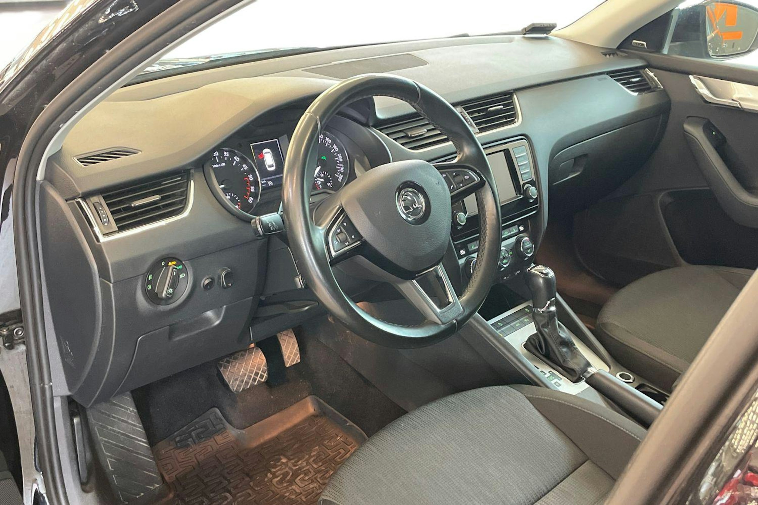 Musta Skoda OCTAVIA 2016 kuva 6.