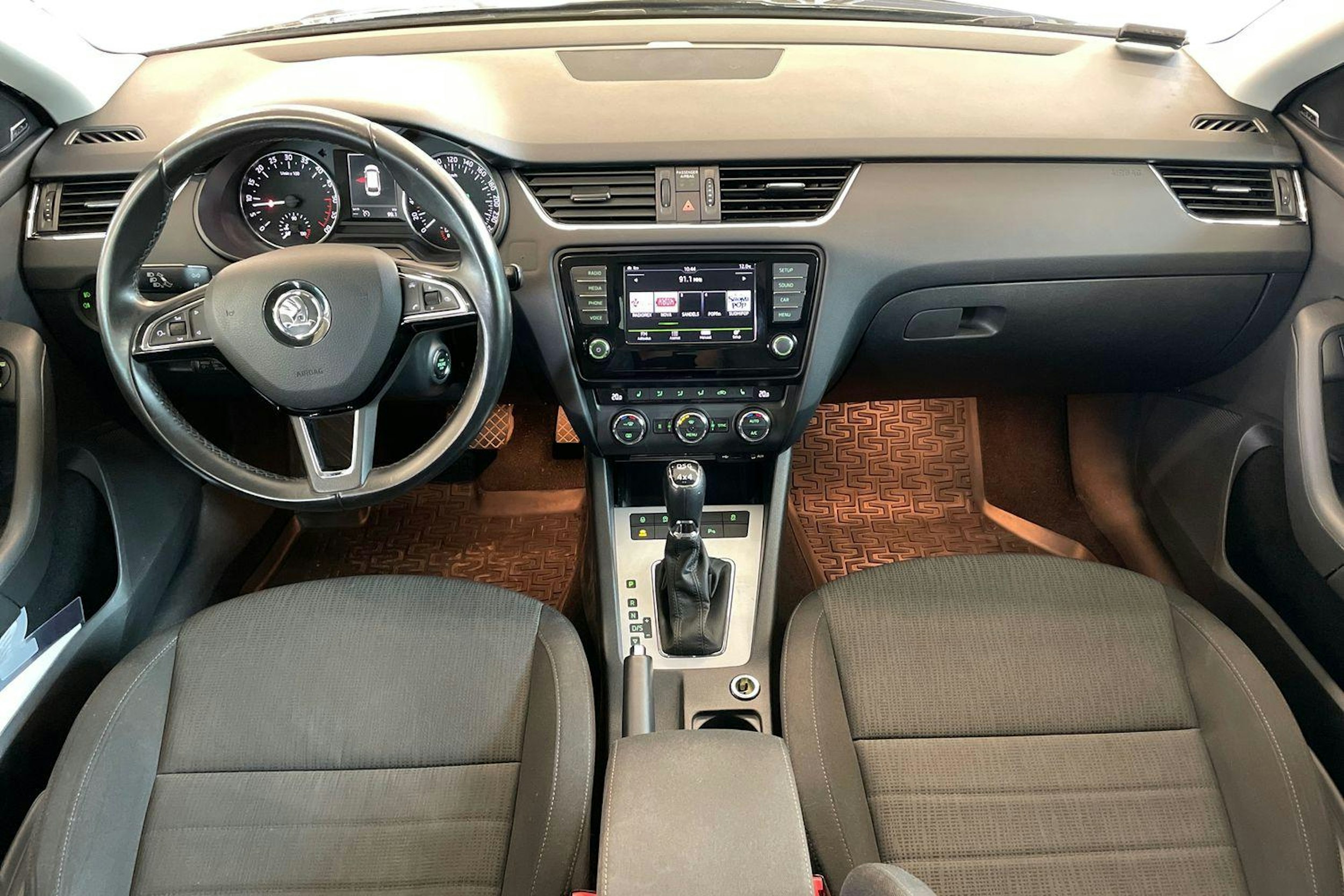 Musta Skoda OCTAVIA 2016 kuva 7.