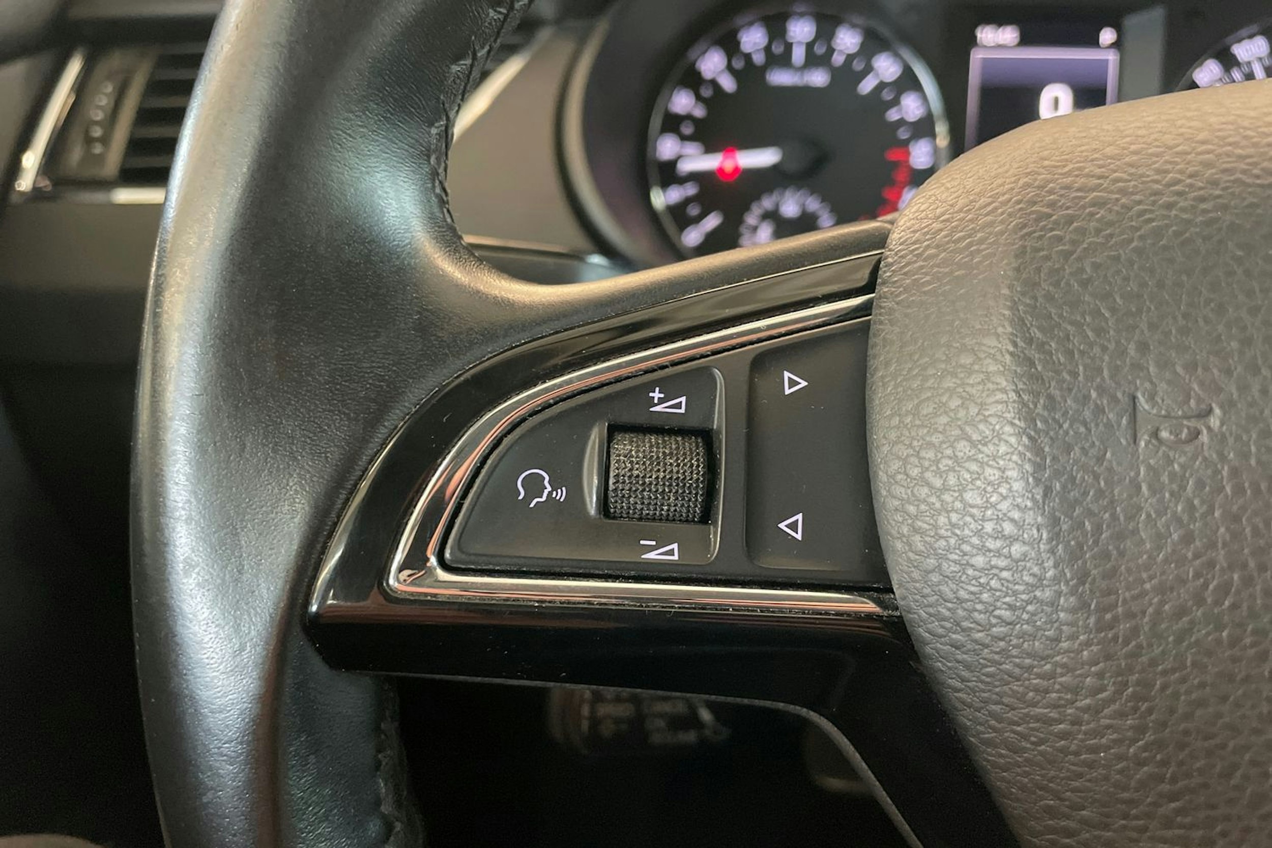 Musta Skoda OCTAVIA 2016 kuva 12.