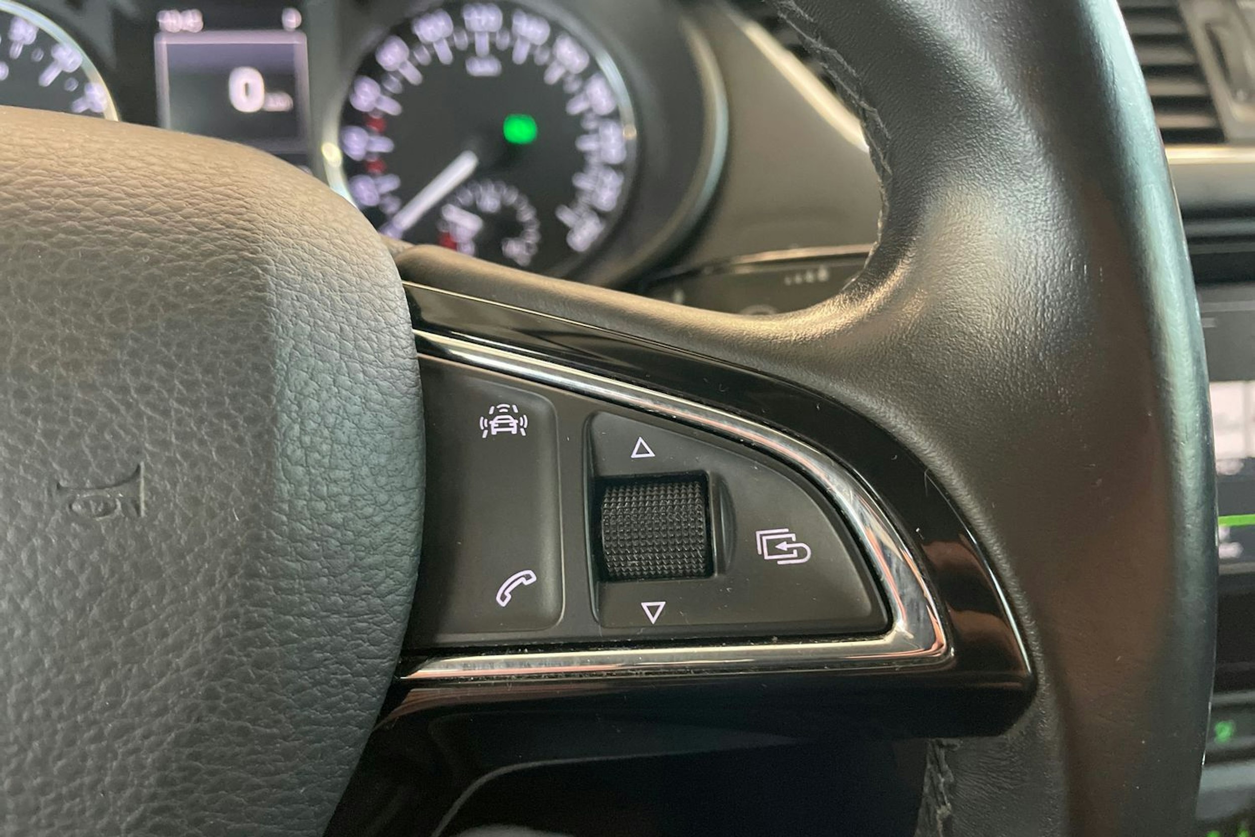 Musta Skoda OCTAVIA 2016 kuva 13.