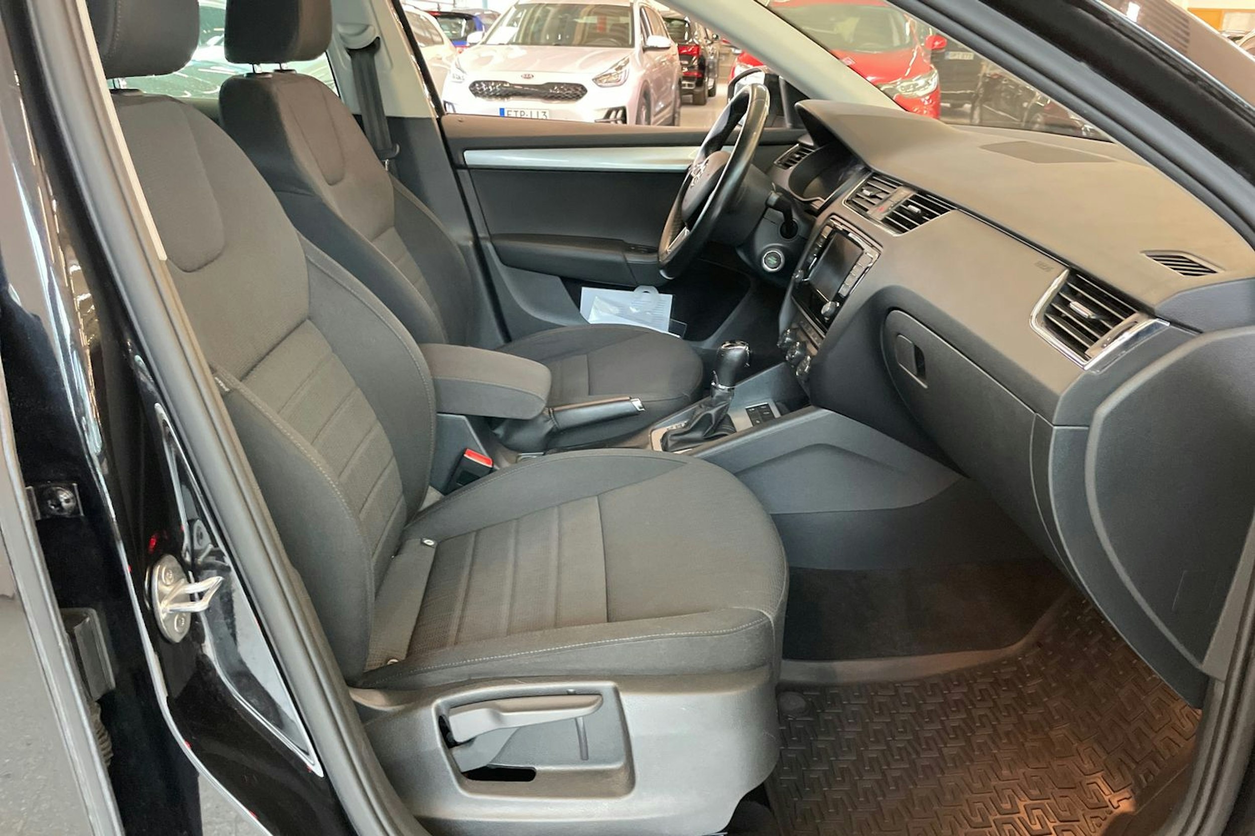 Musta Skoda OCTAVIA 2016 kuva 18.