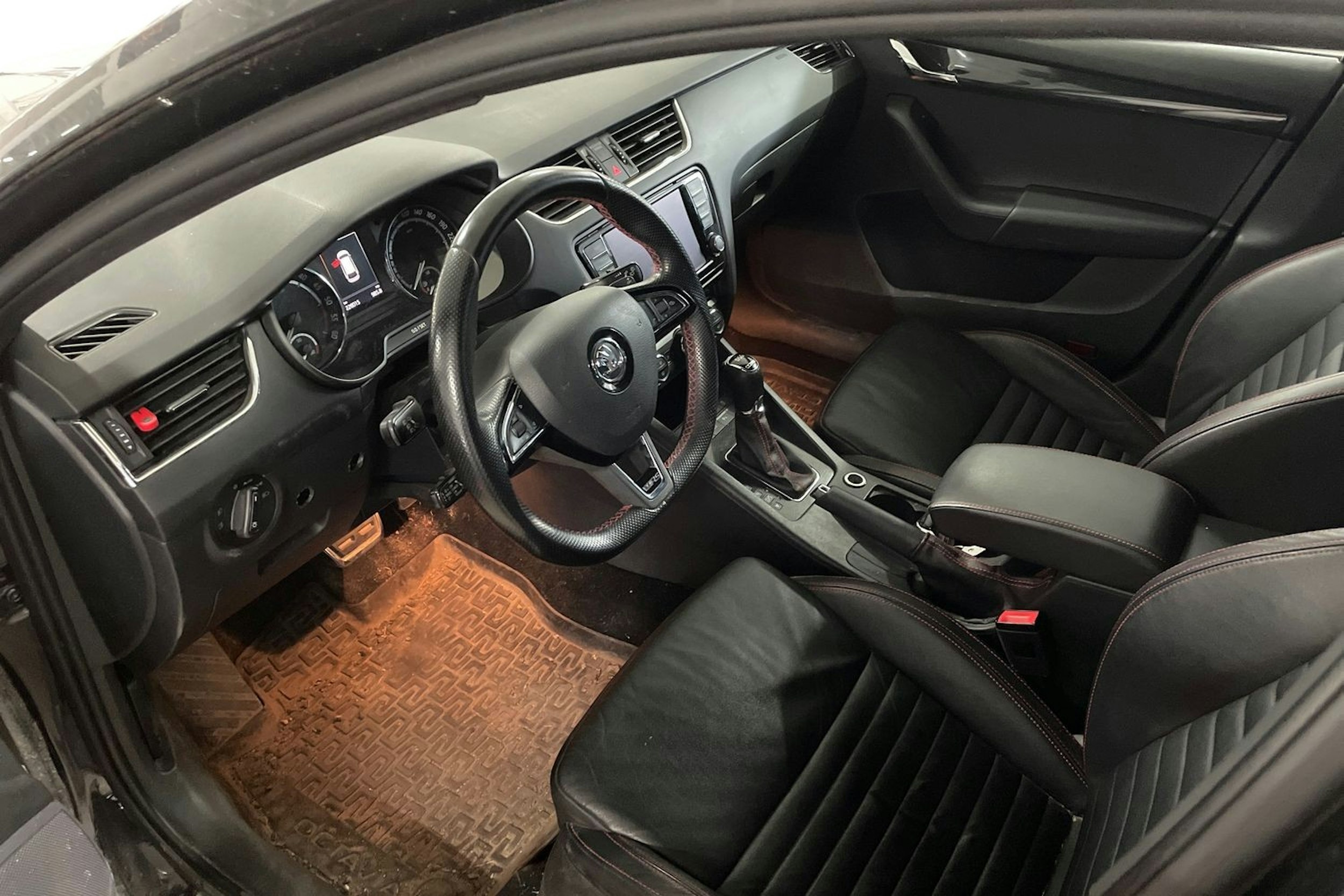 musta Skoda Octavia 2016 kuva 3.