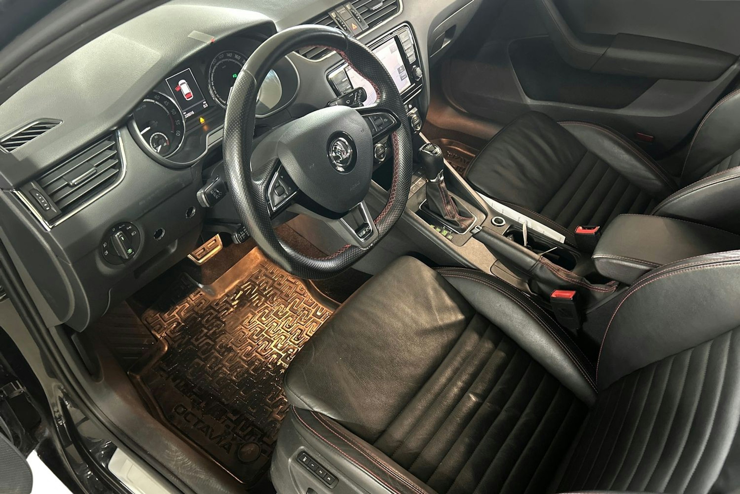 musta Skoda Octavia 2016 kuva 7.