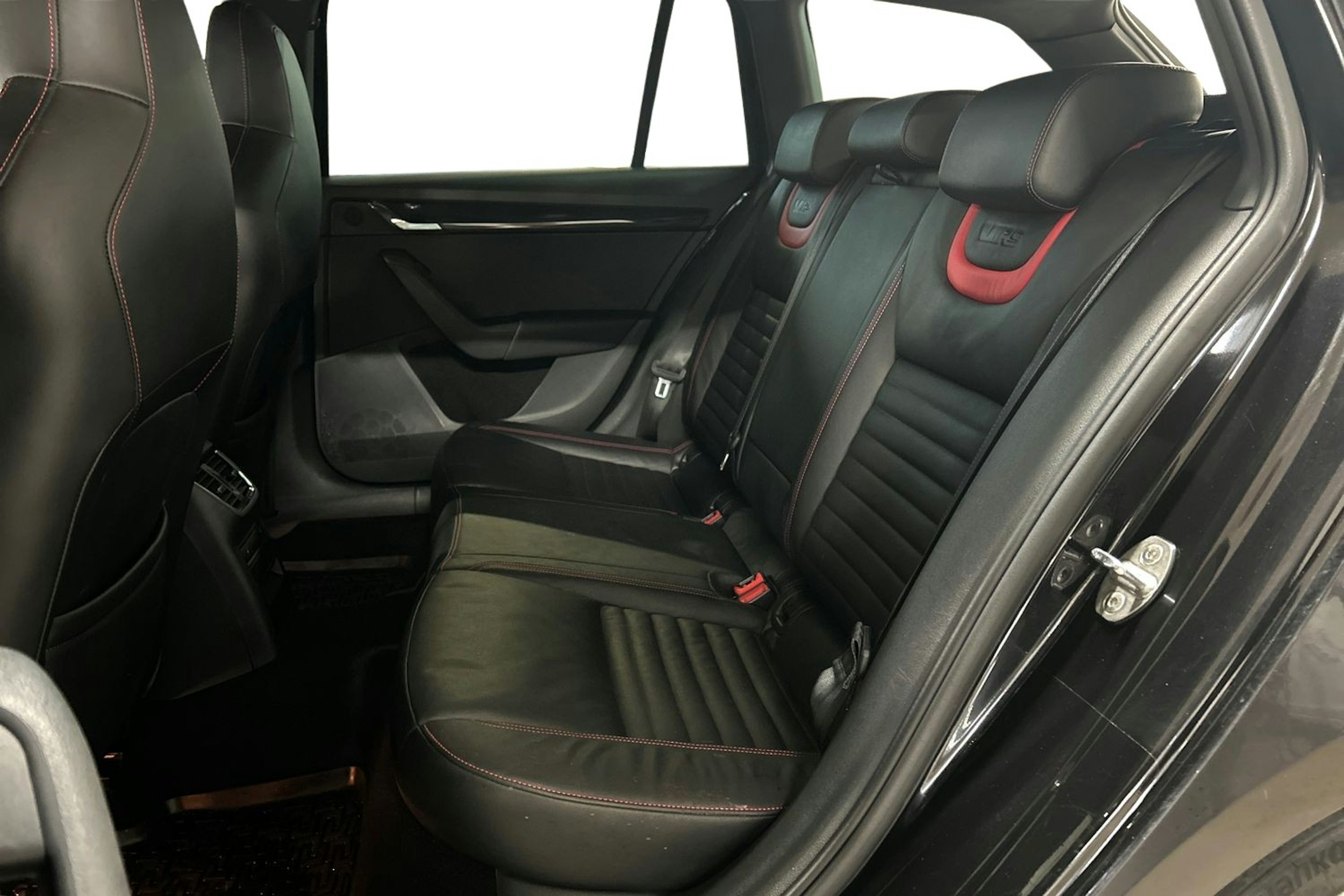 musta Skoda Octavia 2016 kuva 10.