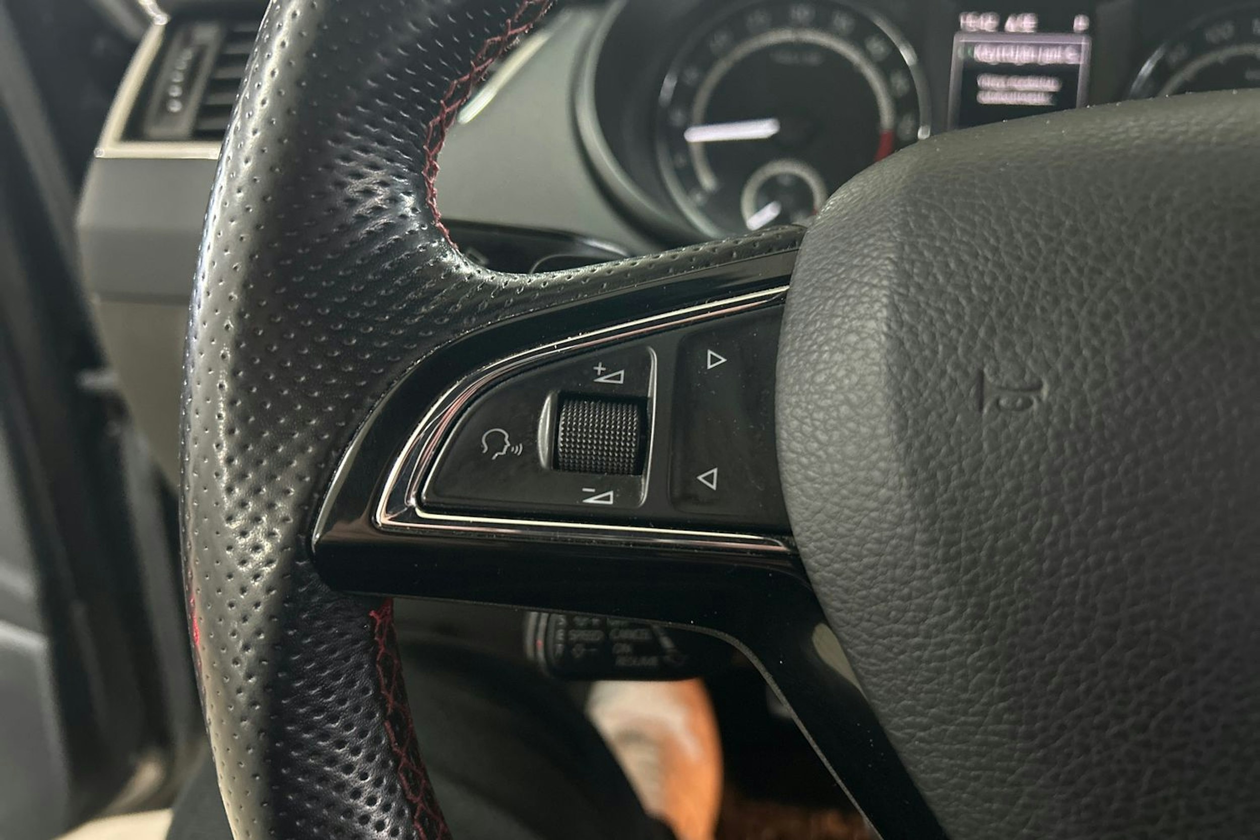 musta Skoda Octavia 2016 kuva 14.