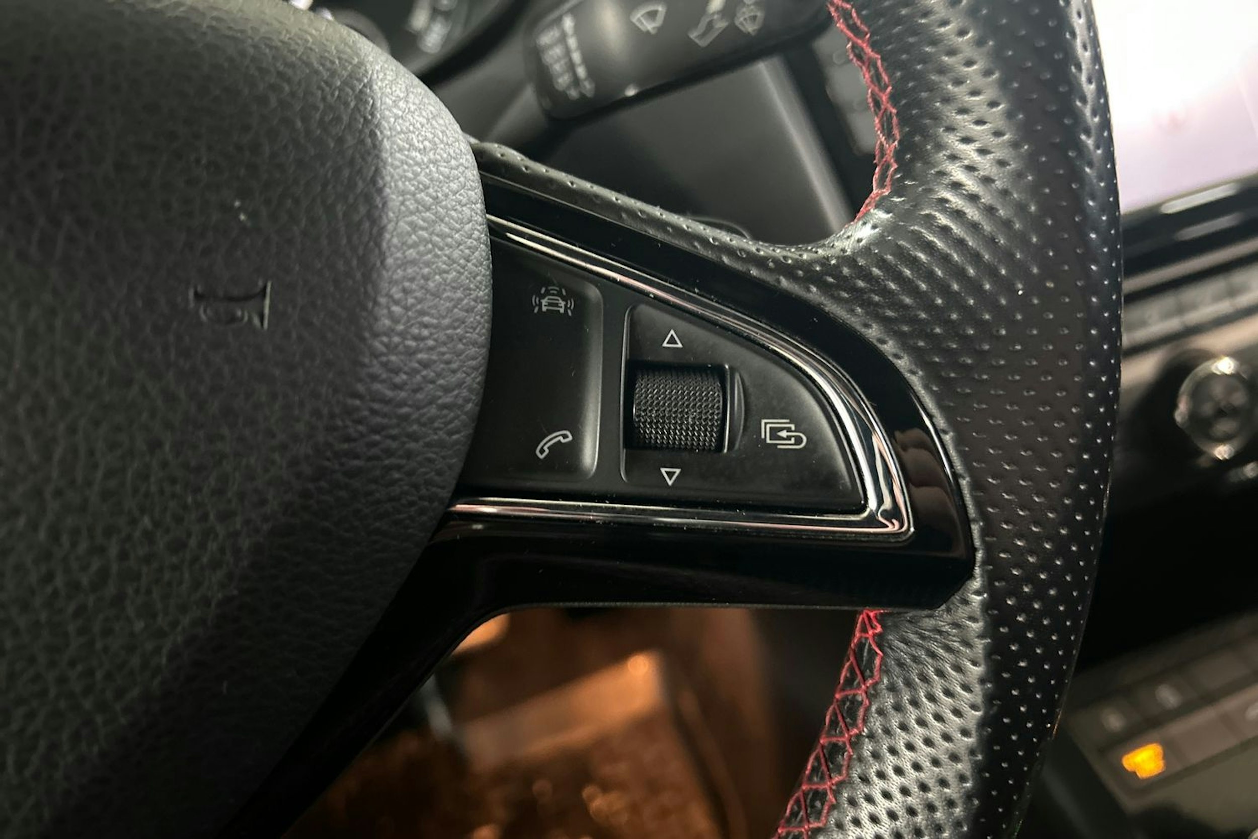 musta Skoda Octavia 2016 kuva 15.