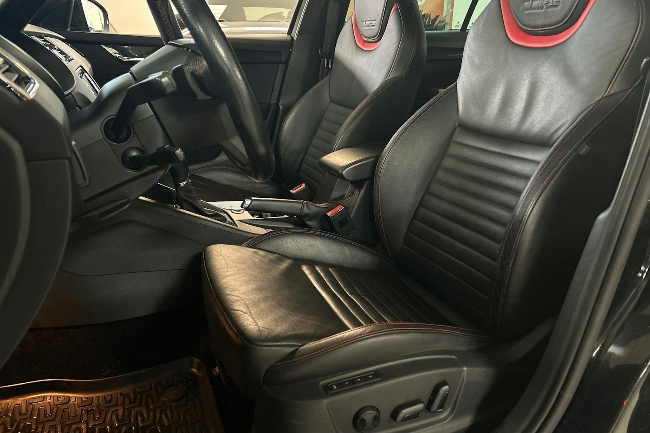 musta Skoda Octavia 2016 kuva 18.