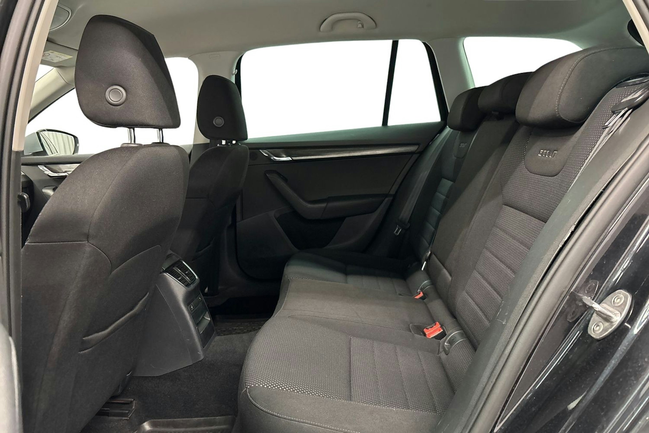 musta Skoda Octavia 2016 kuva 10.