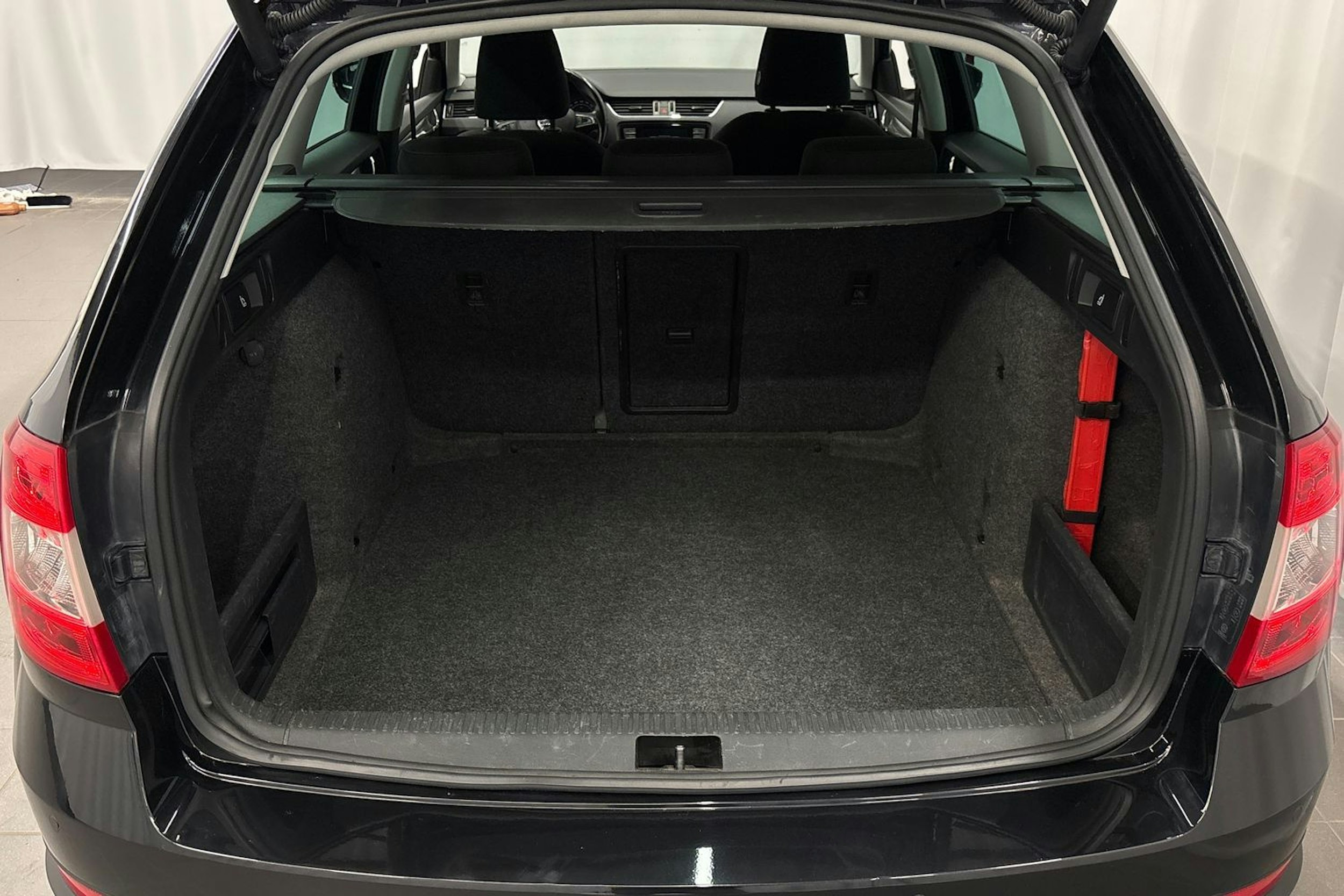 musta Skoda Octavia 2016 kuva 16.