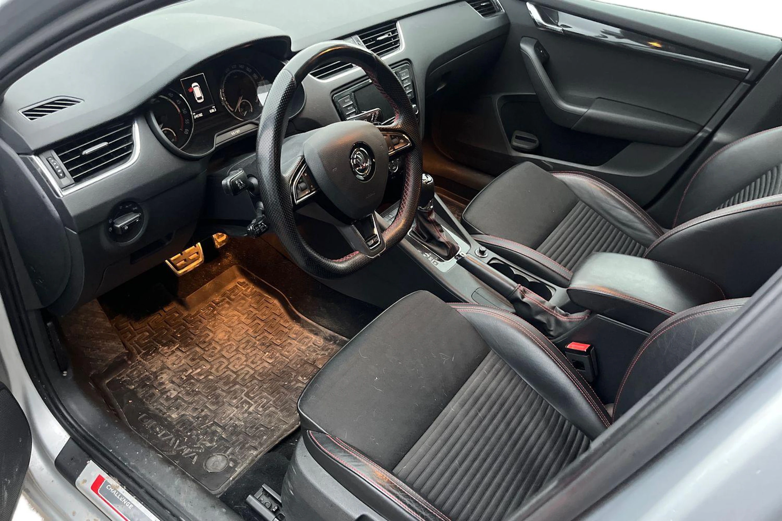 harmaa Skoda Octavia 2016 kuva 3.