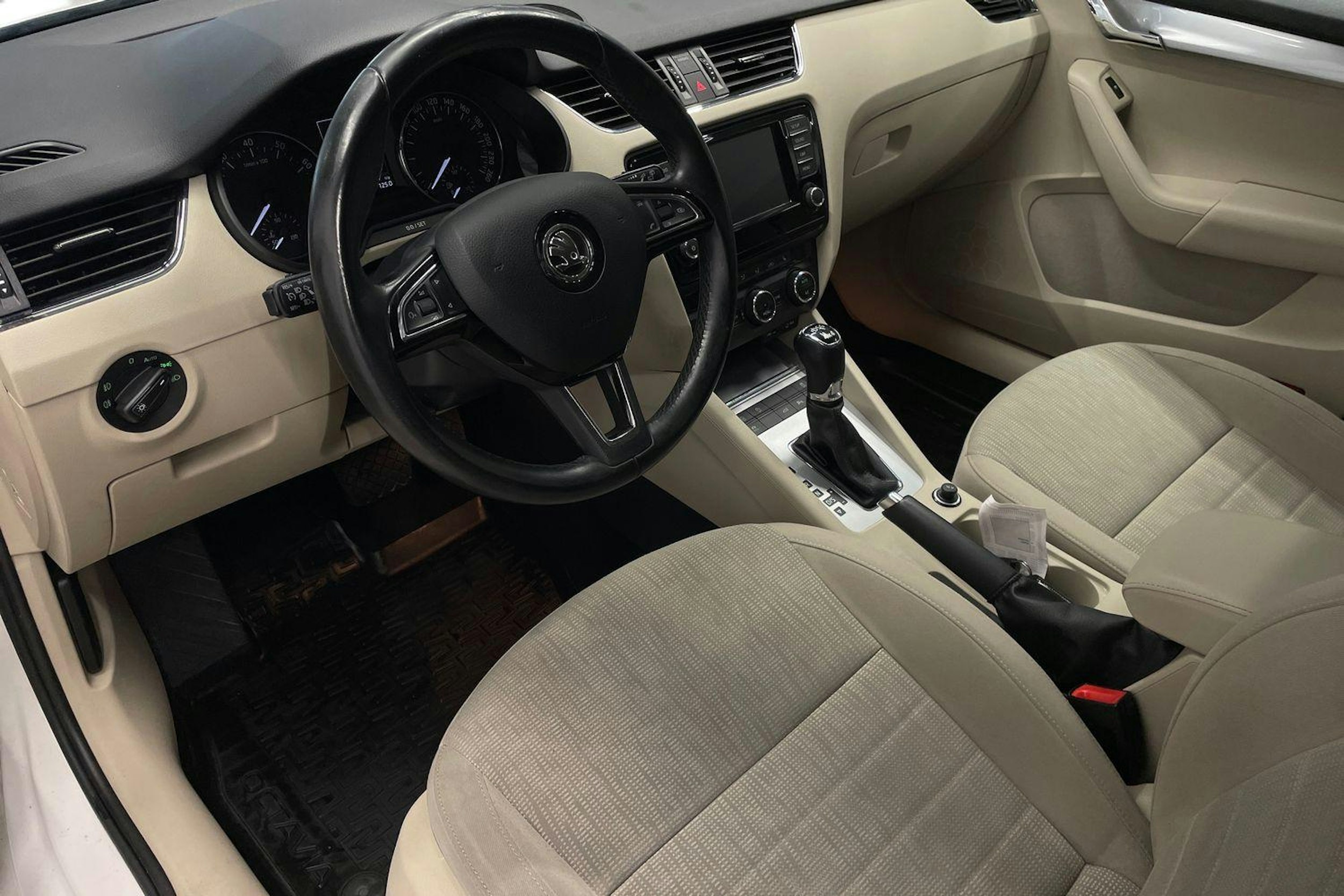 Valkoinen Skoda OCTAVIA 2016 kuva 6.