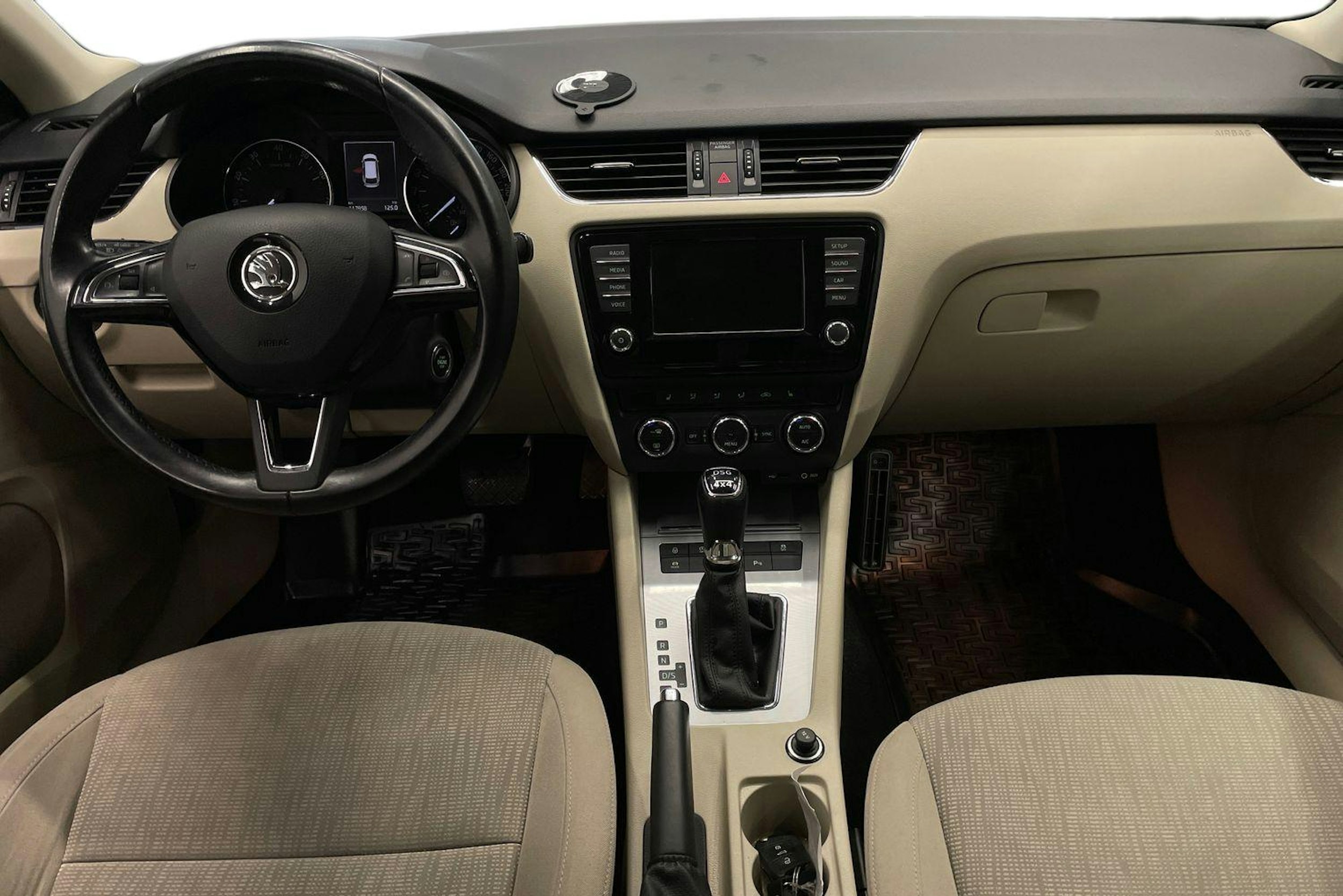 Valkoinen Skoda OCTAVIA 2016 kuva 7.