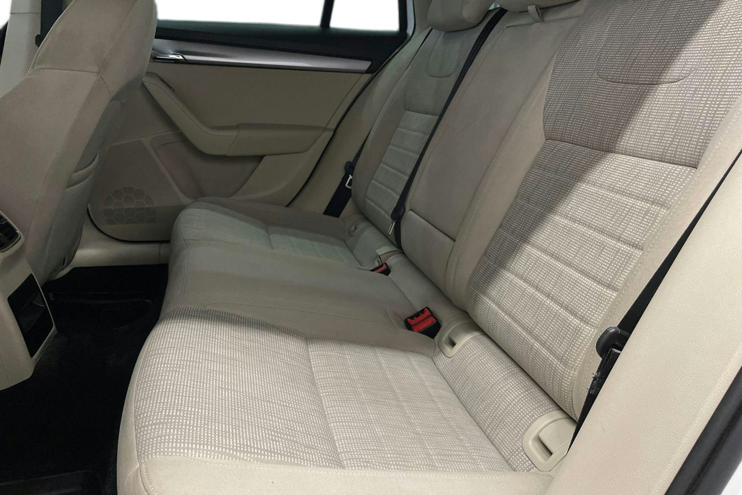 Valkoinen Skoda OCTAVIA 2016 kuva 8.