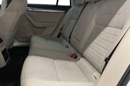 Valkoinen Skoda OCTAVIA 2016 kuva 8.