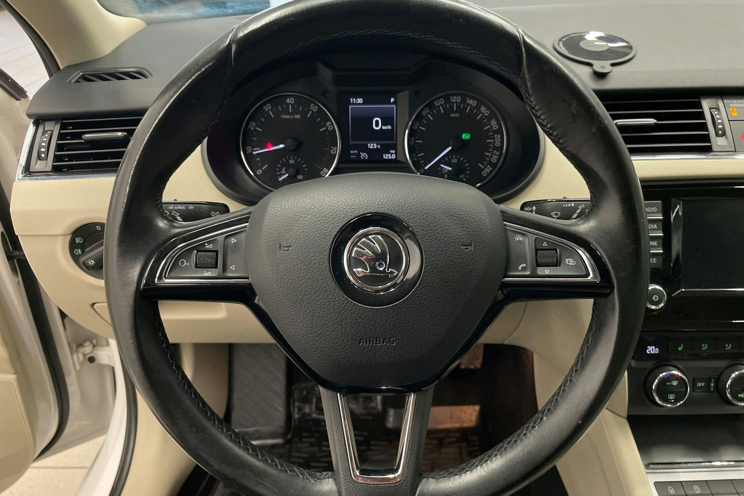 Valkoinen Skoda OCTAVIA 2016 kuva 13.