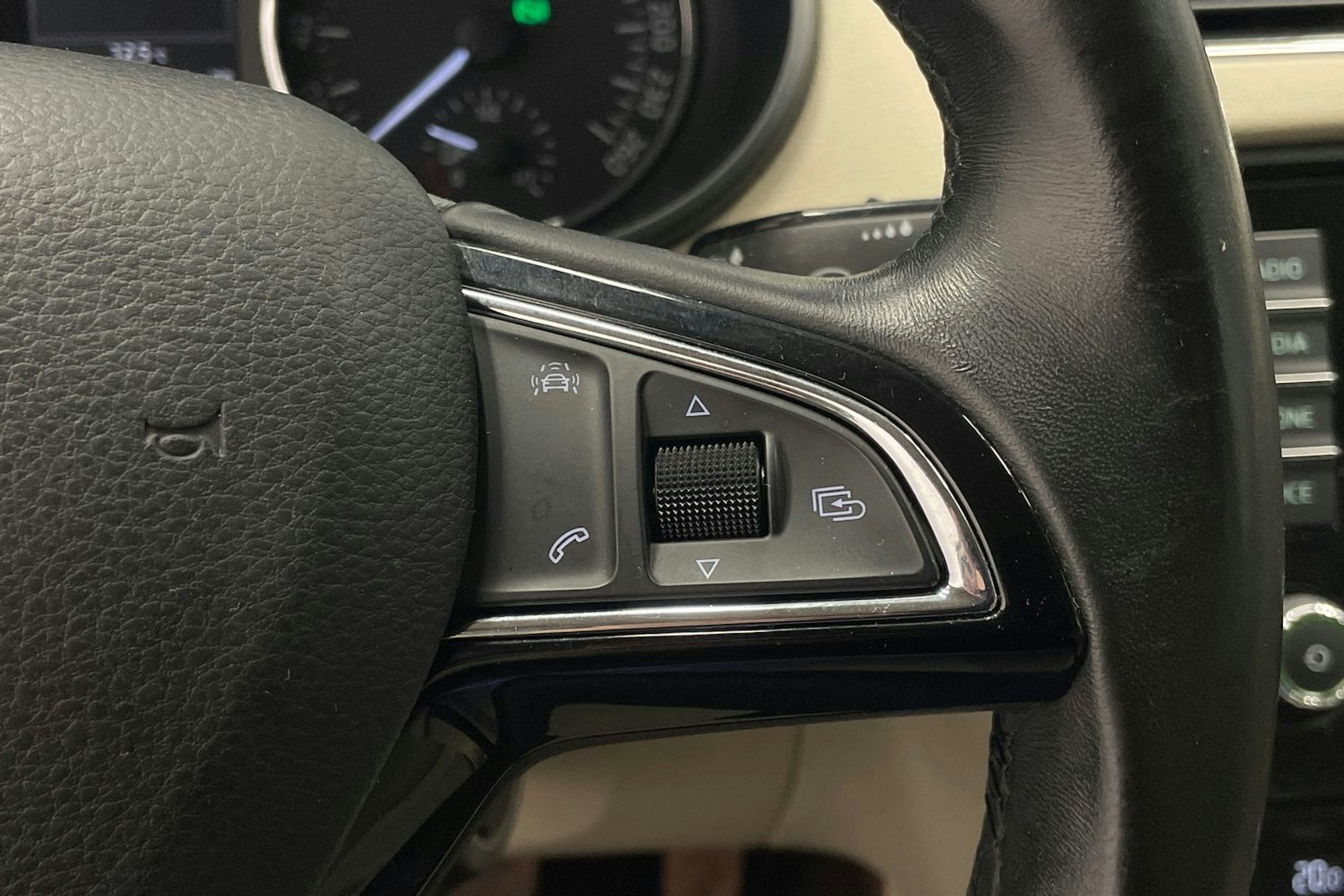 Valkoinen Skoda OCTAVIA 2016 kuva 15.